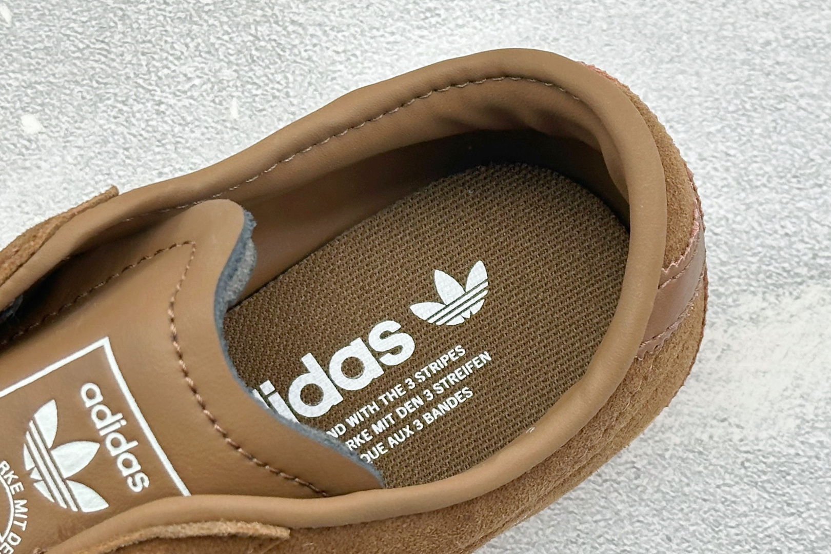 Adidas Tokyo W 阿迪达斯 舒适百搭经典休闲运动鞋 鞋面设计舒适贴合脚面 同时采用柔软材质 穿着轻便舒适 侧