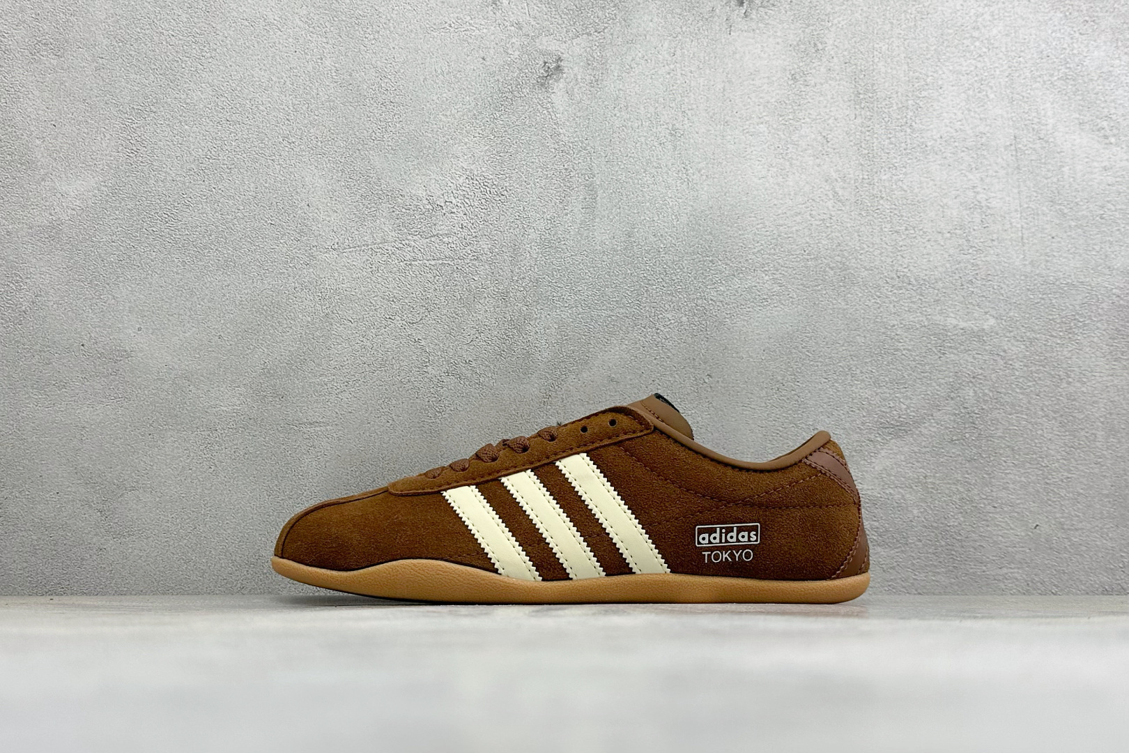 Adidas Tokyo W 阿迪达斯 舒适百搭经典休闲运动鞋 鞋面设计舒适贴合脚面 同时采用柔软材质 穿着轻便舒适 侧 Adidas Tokyo W 阿迪达斯 舒适百搭经典休闲运动鞋 鞋面设计舒适贴合脚面 同时采用柔软材质 穿着轻便舒适 侧