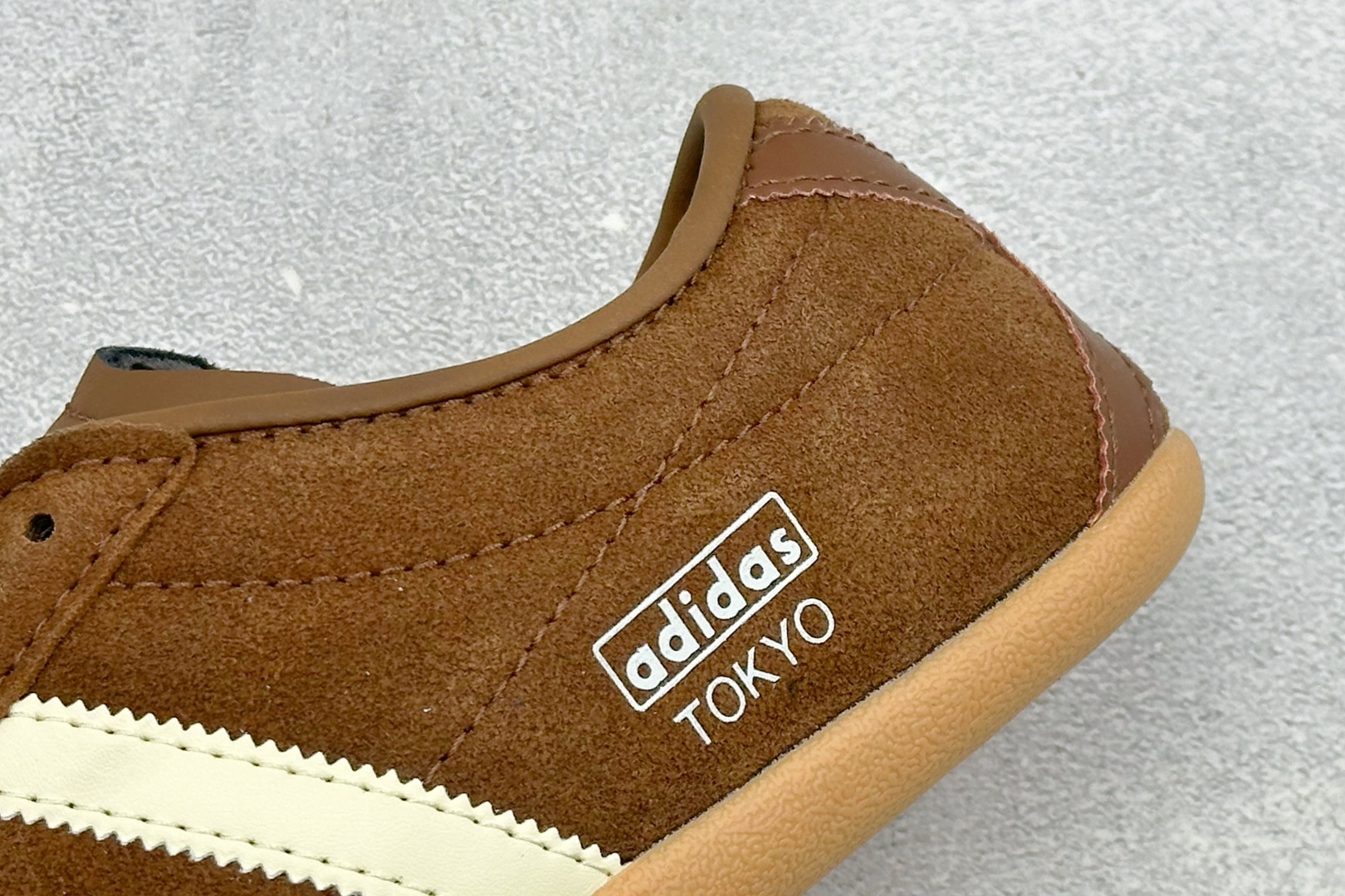 Adidas Tokyo W 阿迪达斯 舒适百搭经典休闲运动鞋 鞋面设计舒适贴合脚面 同时采用柔软材质 穿着轻便舒适 侧