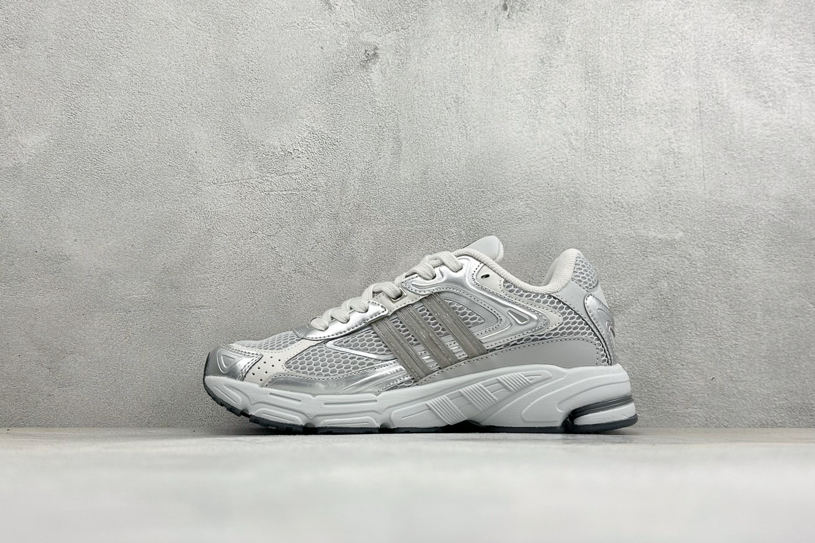 终端放店 YD版Adidas Originals Response CL 阿迪复古网面跑鞋   货号：LB0122 Si