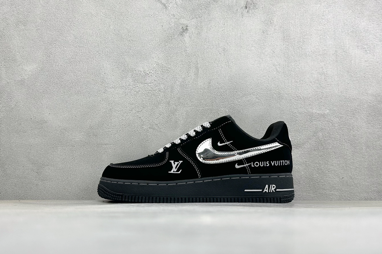 SC版Air Force 1*lv联名定制款“黑银潮鞋”重磅空军一号,哑光黑鞋面+镜面银色大勾,多层Swoosh设计,L SC版Air Force 1*lv联名定制款“黑银潮鞋”重磅空军一号,哑光黑鞋面+镜面银色大勾,多层Swoosh设计,L