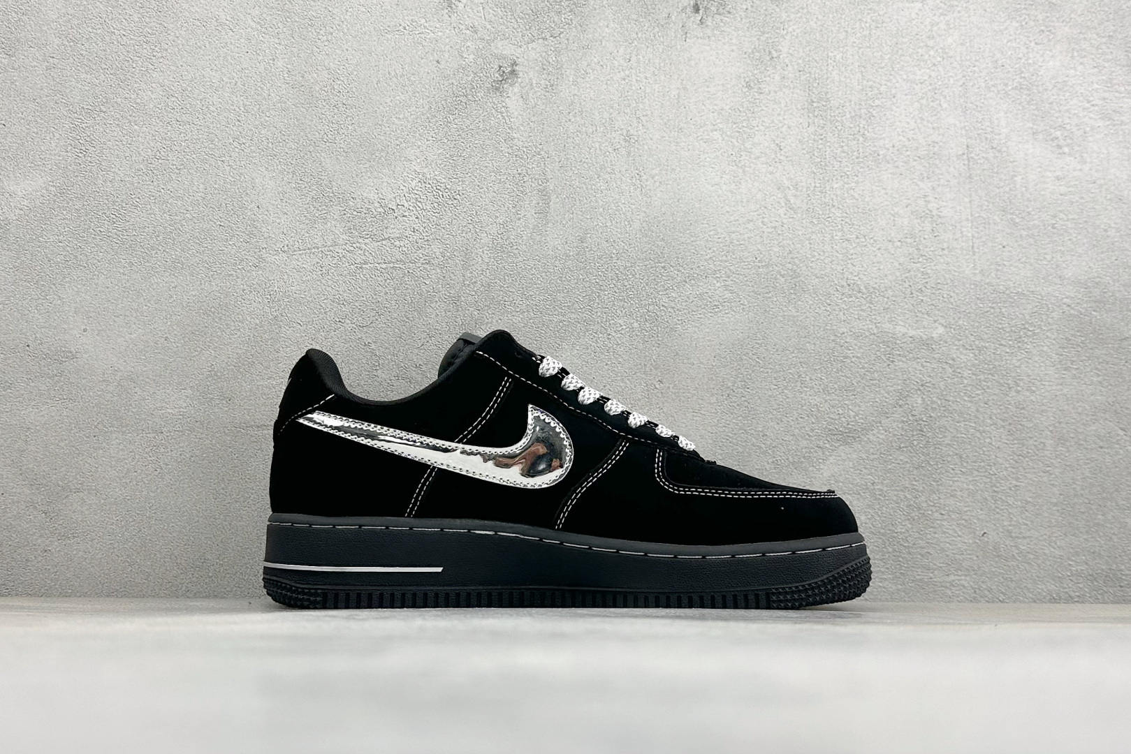 SC版Air Force 1*lv联名定制款“黑银潮鞋”重磅空军一号，哑光黑鞋面+镜面银色大勾，多层Swoosh设计，L