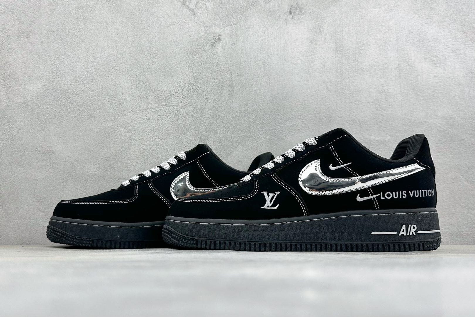 SC版Air Force 1*lv联名定制款“黑银潮鞋”重磅空军一号，哑光黑鞋面+镜面银色大勾，多层Swoosh设计，L