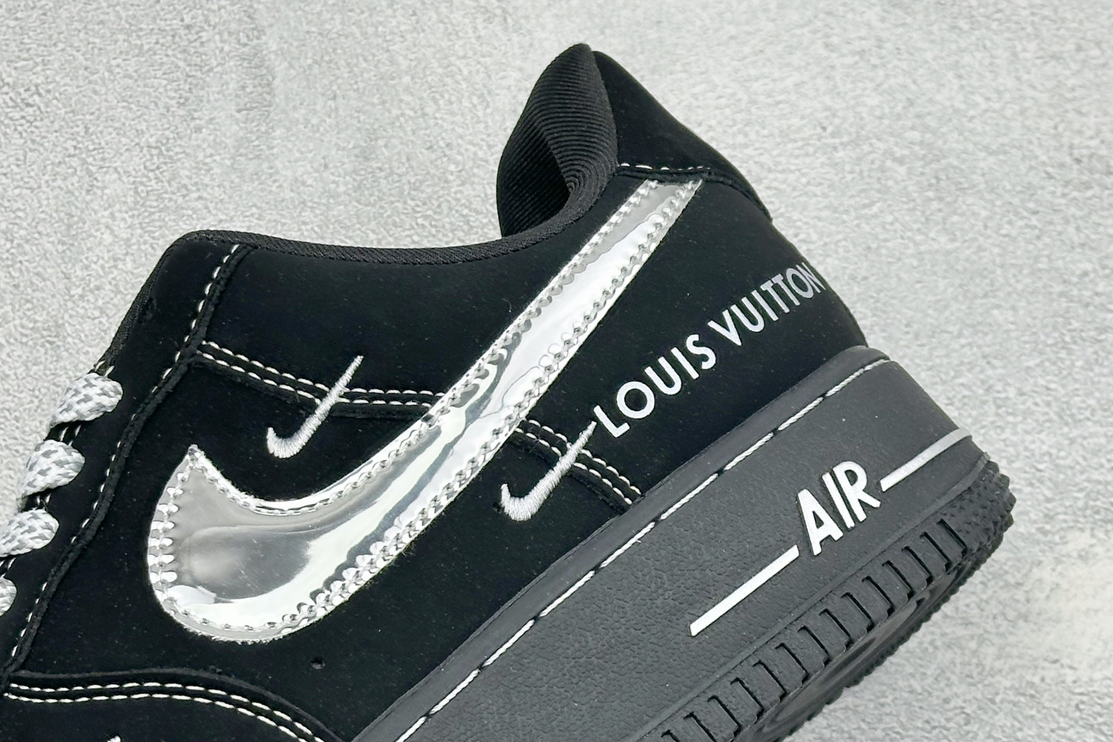 SC版Air Force 1*lv联名定制款“黑银潮鞋”重磅空军一号，哑光黑鞋面+镜面银色大勾，多层Swoosh设计，L