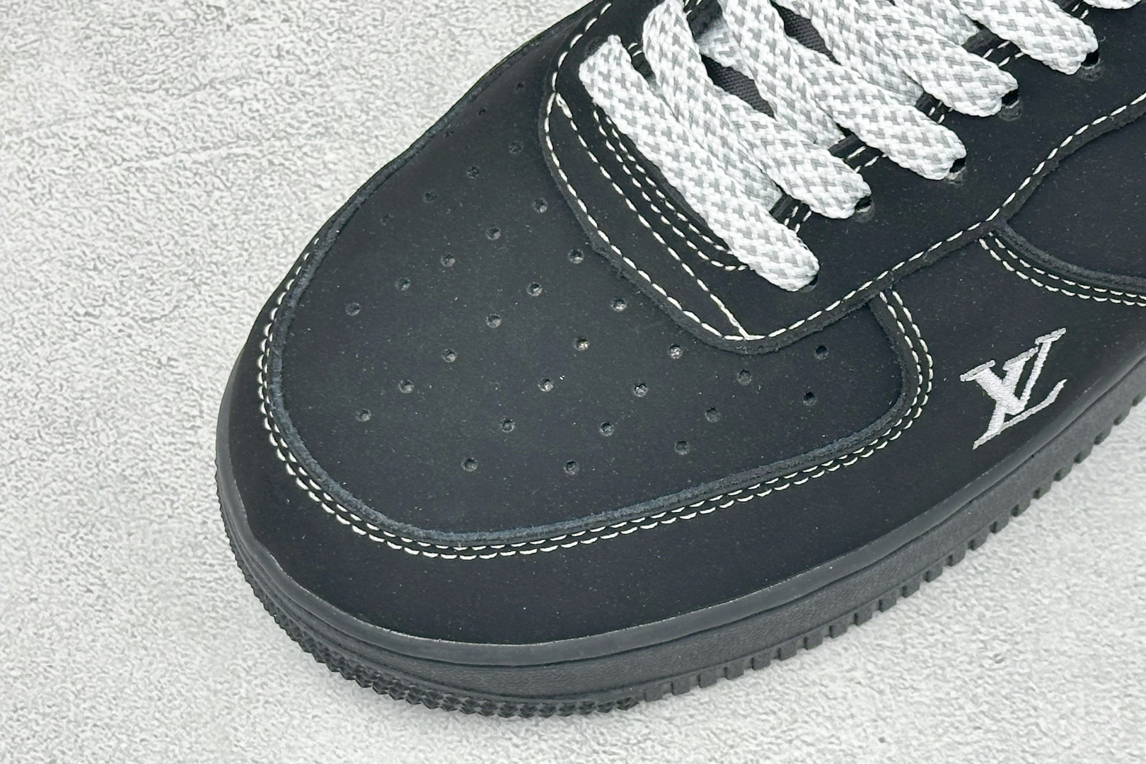 SC版Air Force 1*lv联名定制款“黑银潮鞋”重磅空军一号，哑光黑鞋面+镜面银色大勾，多层Swoosh设计，L