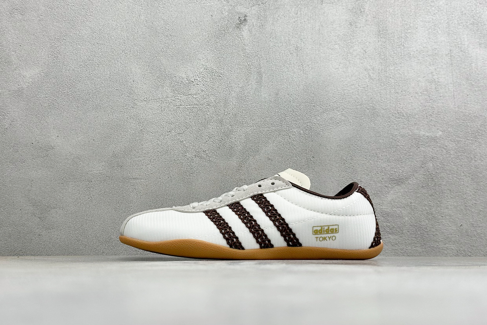 Adidas Tokyo W 阿迪达斯 舒适百搭经典休闲运动鞋 鞋面设计舒适贴合脚面 同时采用柔软材质 穿着轻便舒适 侧 Adidas Tokyo W 阿迪达斯 舒适百搭经典休闲运动鞋 鞋面设计舒适贴合脚面 同时采用柔软材质 穿着轻便舒适 侧
