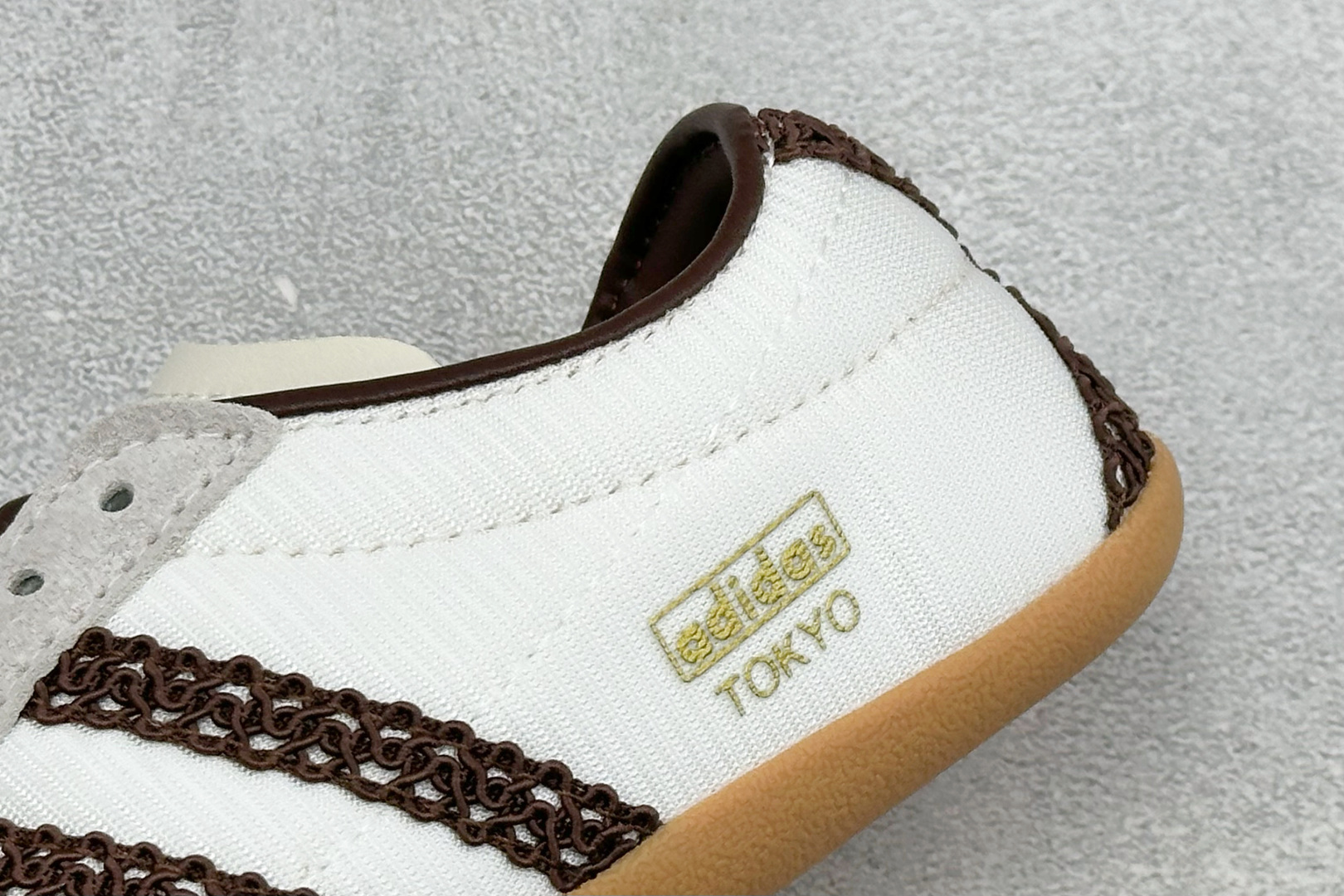 Adidas Tokyo W 阿迪达斯 舒适百搭经典休闲运动鞋 鞋面设计舒适贴合脚面 同时采用柔软材质 穿着轻便舒适 侧