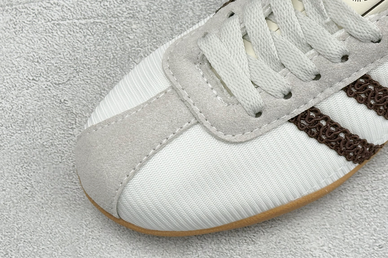 Adidas Tokyo W 阿迪达斯 舒适百搭经典休闲运动鞋 鞋面设计舒适贴合脚面 同时采用柔软材质 穿着轻便舒适 侧