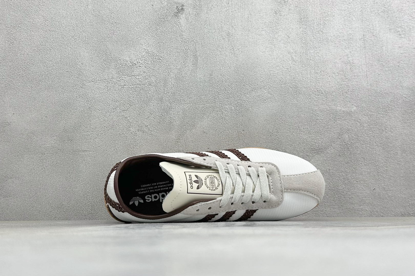 Adidas Tokyo W 阿迪达斯 舒适百搭经典休闲运动鞋 鞋面设计舒适贴合脚面 同时采用柔软材质 穿着轻便舒适 侧