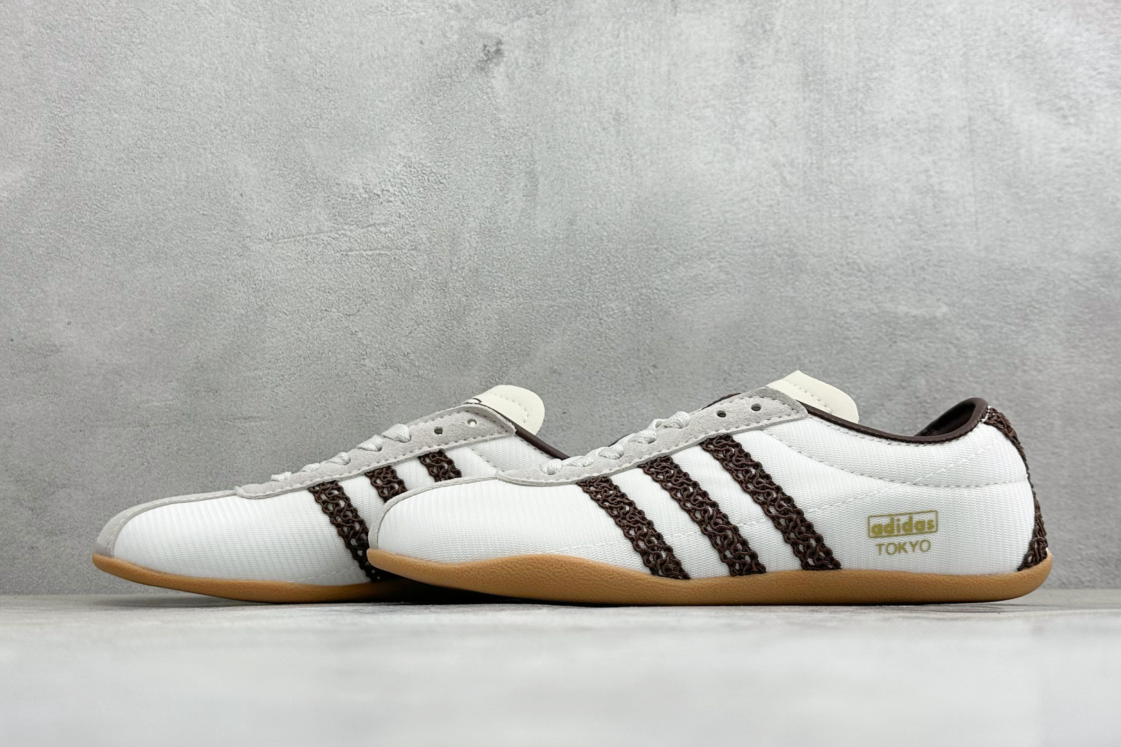 Adidas Tokyo W 阿迪达斯 舒适百搭经典休闲运动鞋 鞋面设计舒适贴合脚面 同时采用柔软材质 穿着轻便舒适 侧