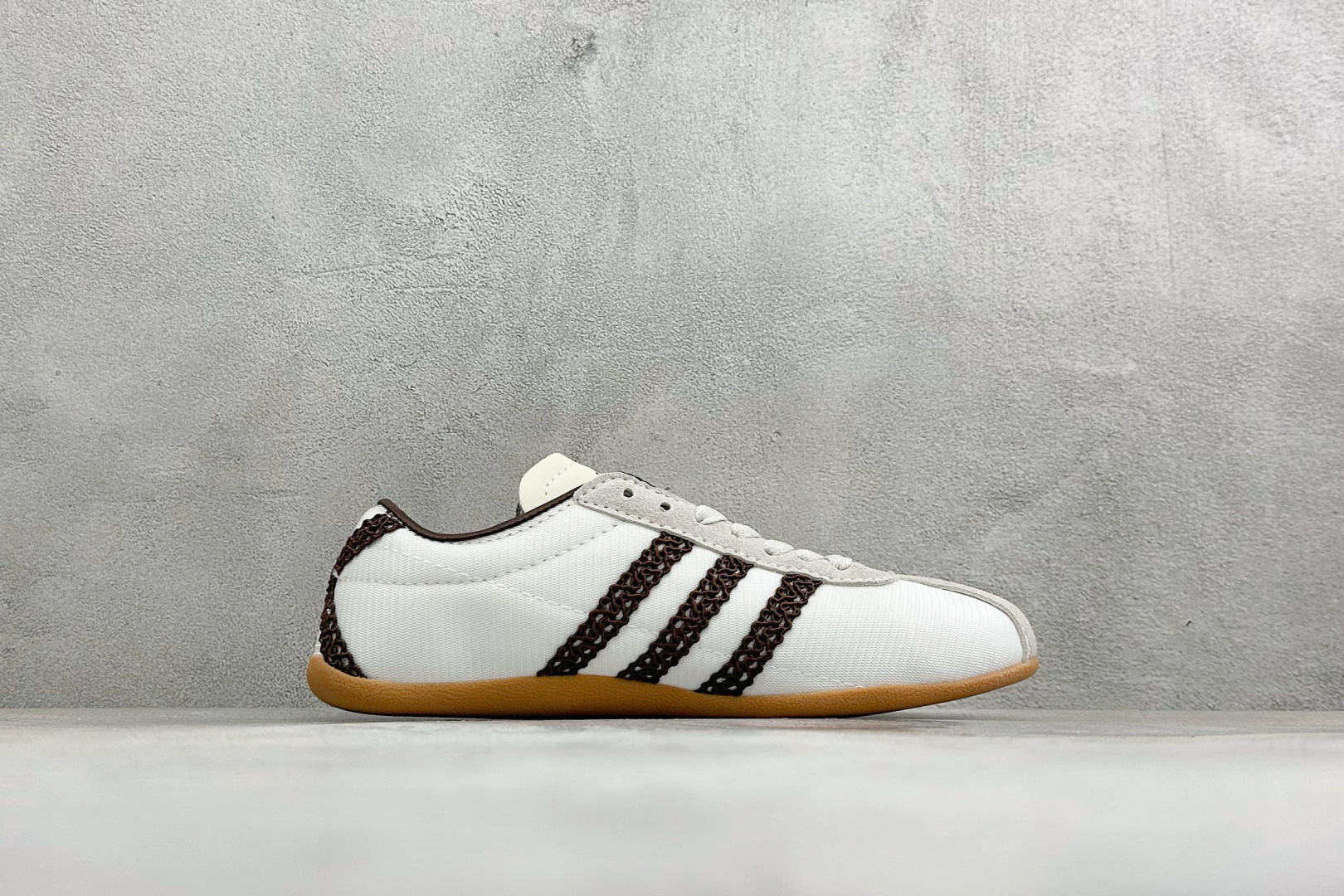 Adidas Tokyo W 阿迪达斯 舒适百搭经典休闲运动鞋 鞋面设计舒适贴合脚面 同时采用柔软材质 穿着轻便舒适 侧