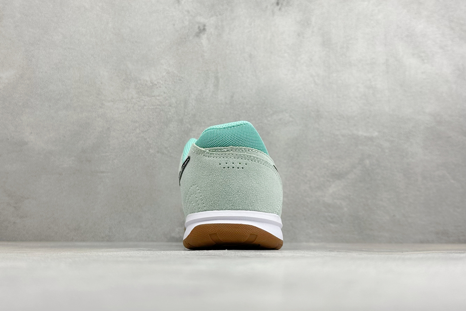 NIKE GATO 低帮生活休闲鞋 透气网布眼融入皮革，织和物合成材质覆面，营造21世初纪的畅跑美学概念。泡棉中底盈轻缓