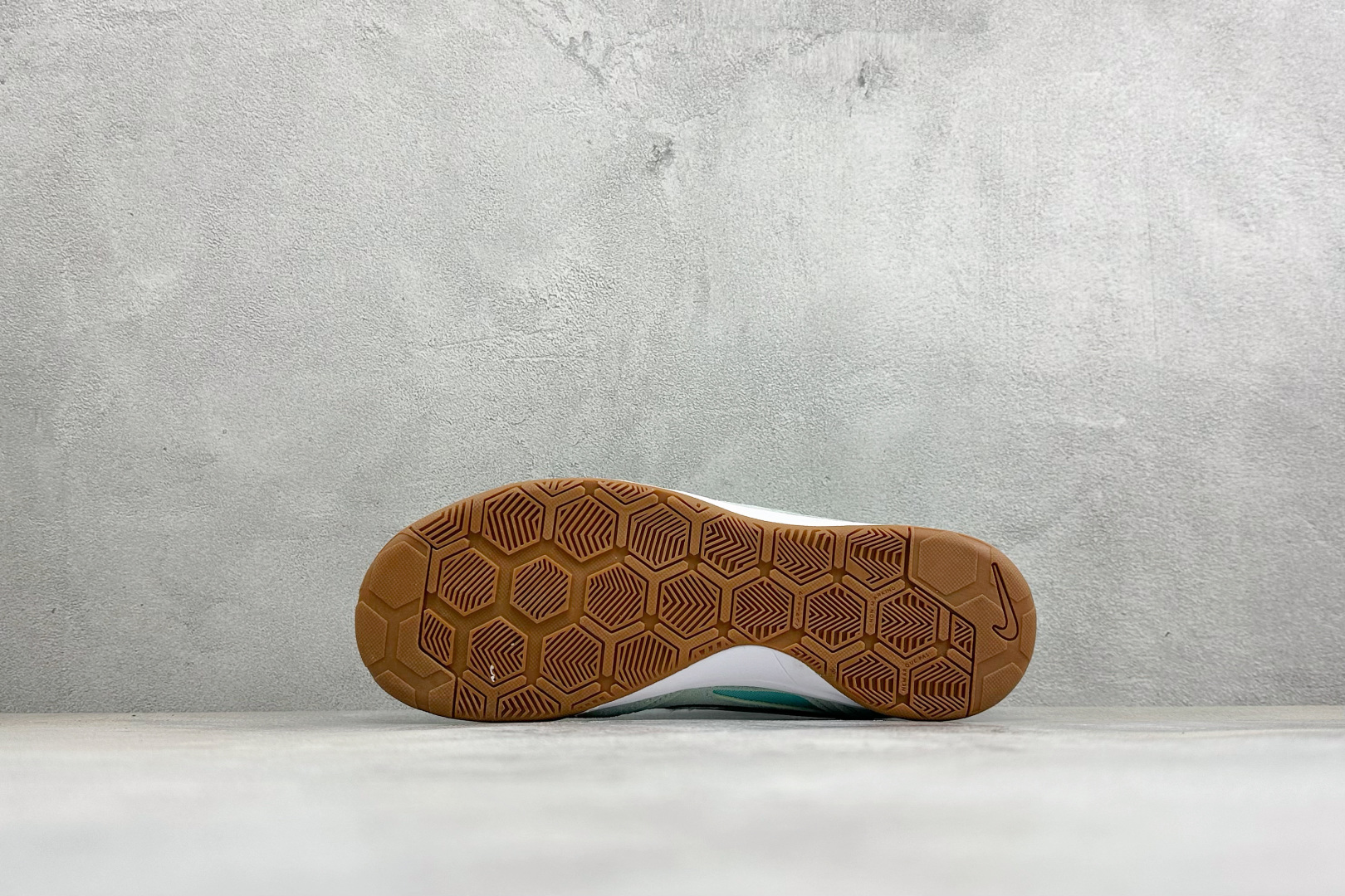 NIKE GATO 低帮生活休闲鞋 透气网布眼融入皮革，织和物合成材质覆面，营造21世初纪的畅跑美学概念。泡棉中底盈轻缓