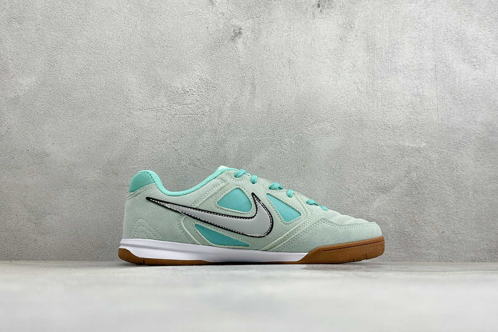 NIKE GATO 低帮生活休闲鞋 透气网布眼融入皮革，织和物合成材质覆面，营造21世初纪的畅跑美学概念。泡棉中底盈轻缓