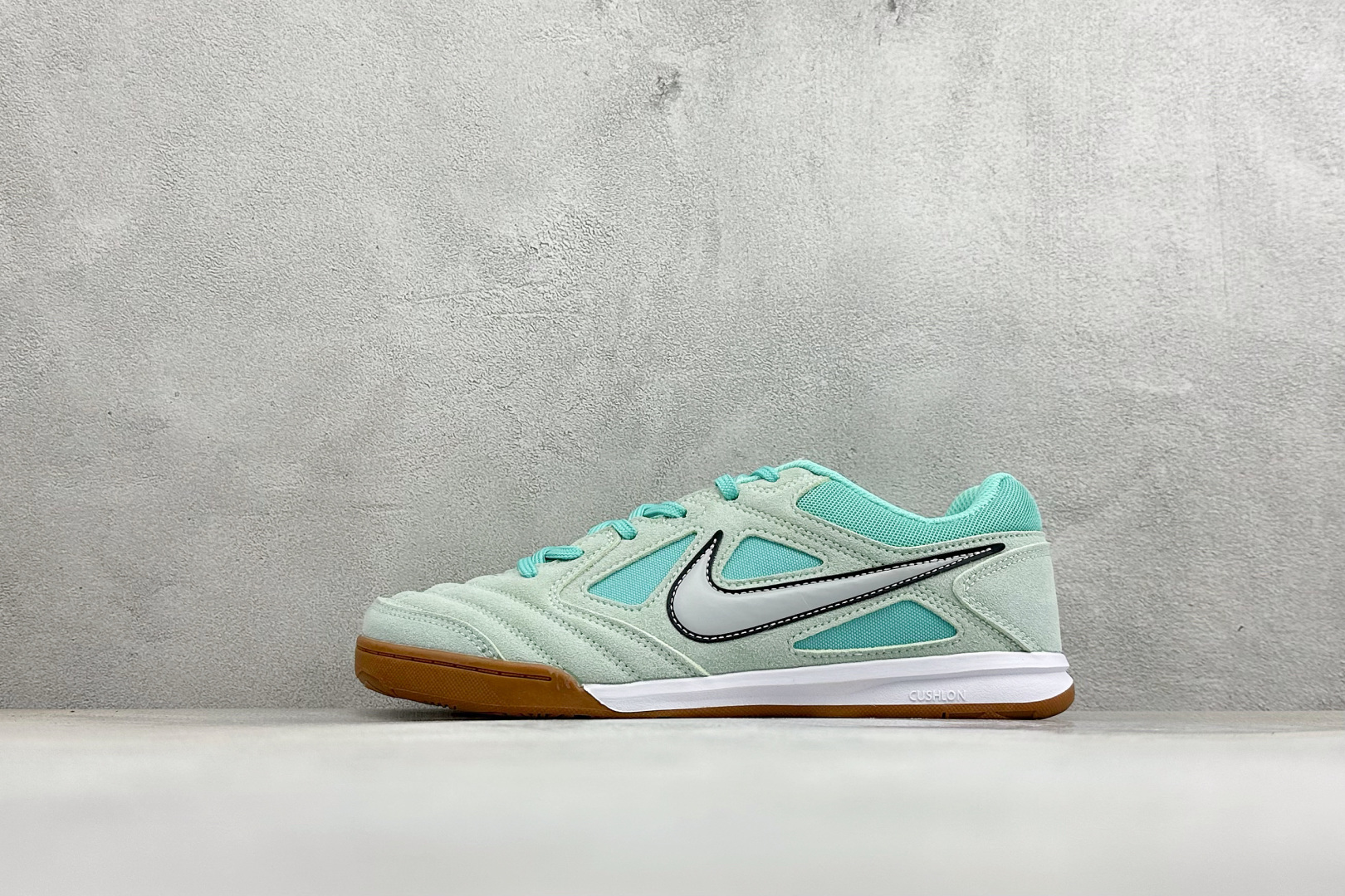NIKE GATO 低帮生活休闲鞋 透气网布眼融入皮革,织和物合成材质覆面,营造21世初纪的畅跑美学概念。泡棉中底盈轻缓 NIKE GATO 低帮生活休闲鞋 透气网布眼融入皮革,织和物合成材质覆面,营造21世初纪的畅跑美学概念。泡棉中底盈轻缓