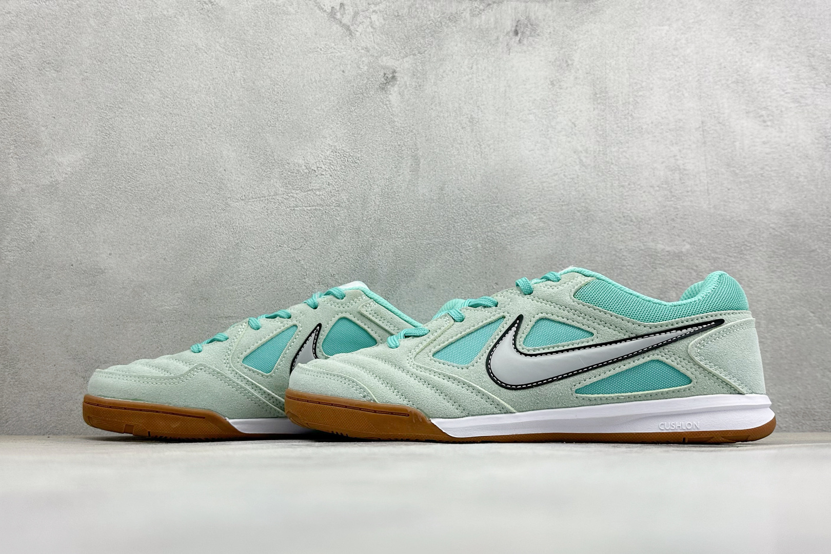 NIKE GATO 低帮生活休闲鞋 透气网布眼融入皮革，织和物合成材质覆面，营造21世初纪的畅跑美学概念。泡棉中底盈轻缓