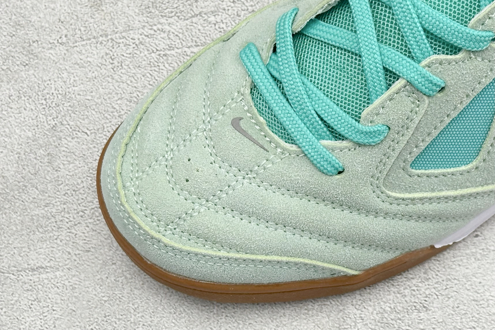 NIKE GATO 低帮生活休闲鞋 透气网布眼融入皮革，织和物合成材质覆面，营造21世初纪的畅跑美学概念。泡棉中底盈轻缓