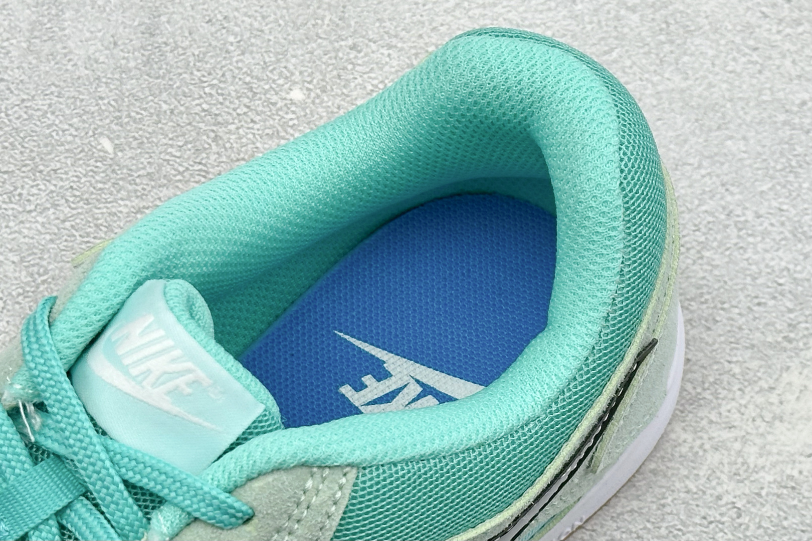 NIKE GATO 低帮生活休闲鞋 透气网布眼融入皮革，织和物合成材质覆面，营造21世初纪的畅跑美学概念。泡棉中底盈轻缓