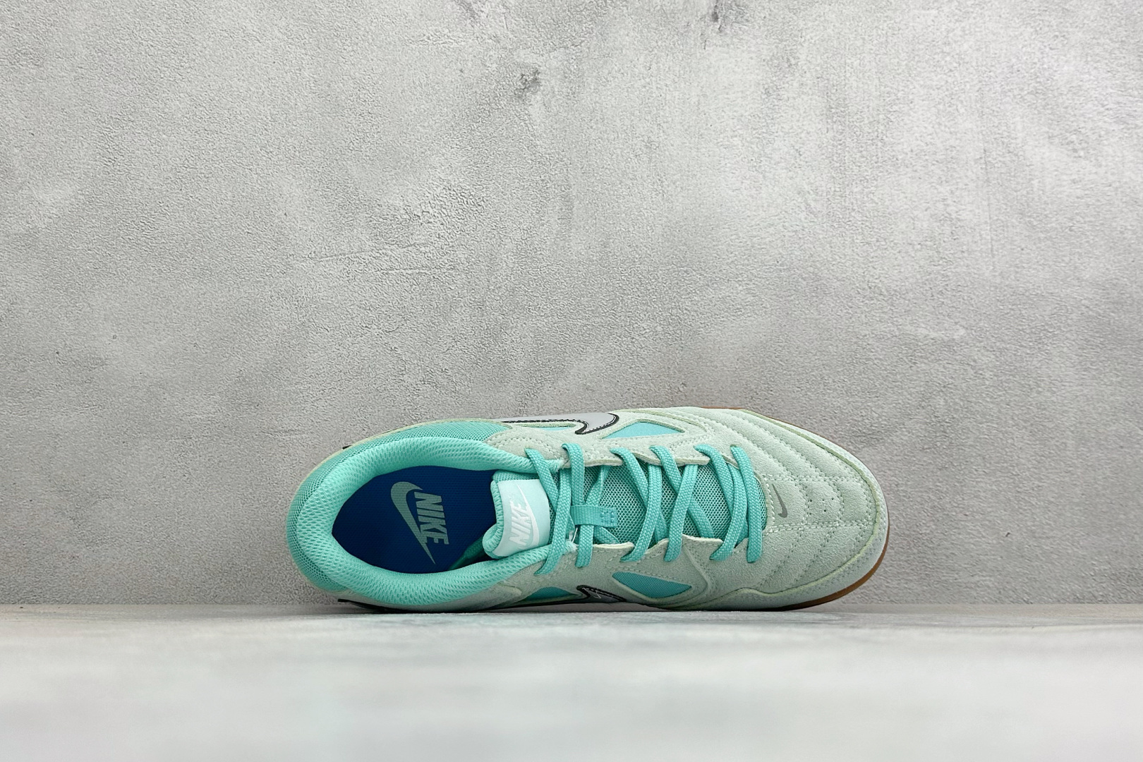 NIKE GATO 低帮生活休闲鞋 透气网布眼融入皮革，织和物合成材质覆面，营造21世初纪的畅跑美学概念。泡棉中底盈轻缓