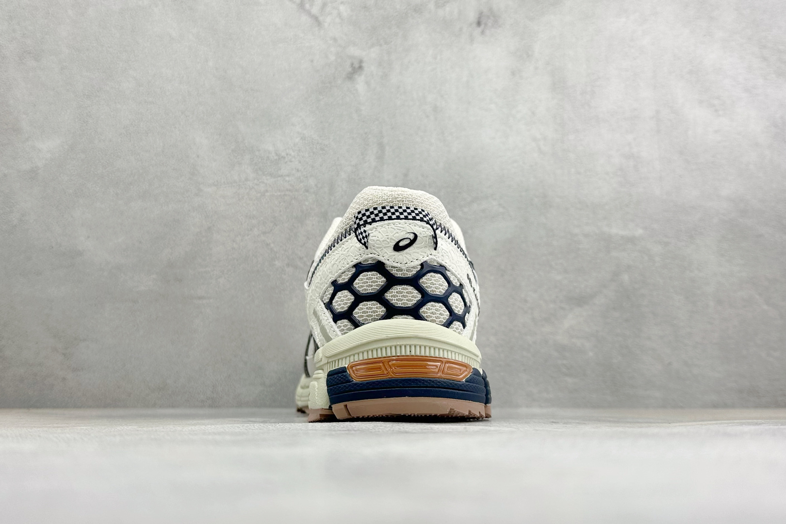 Asics Gel-Kahana 8 亚瑟士复古休闲运动鞋 货号：1203B133-025 尺码：36 37 37.5 