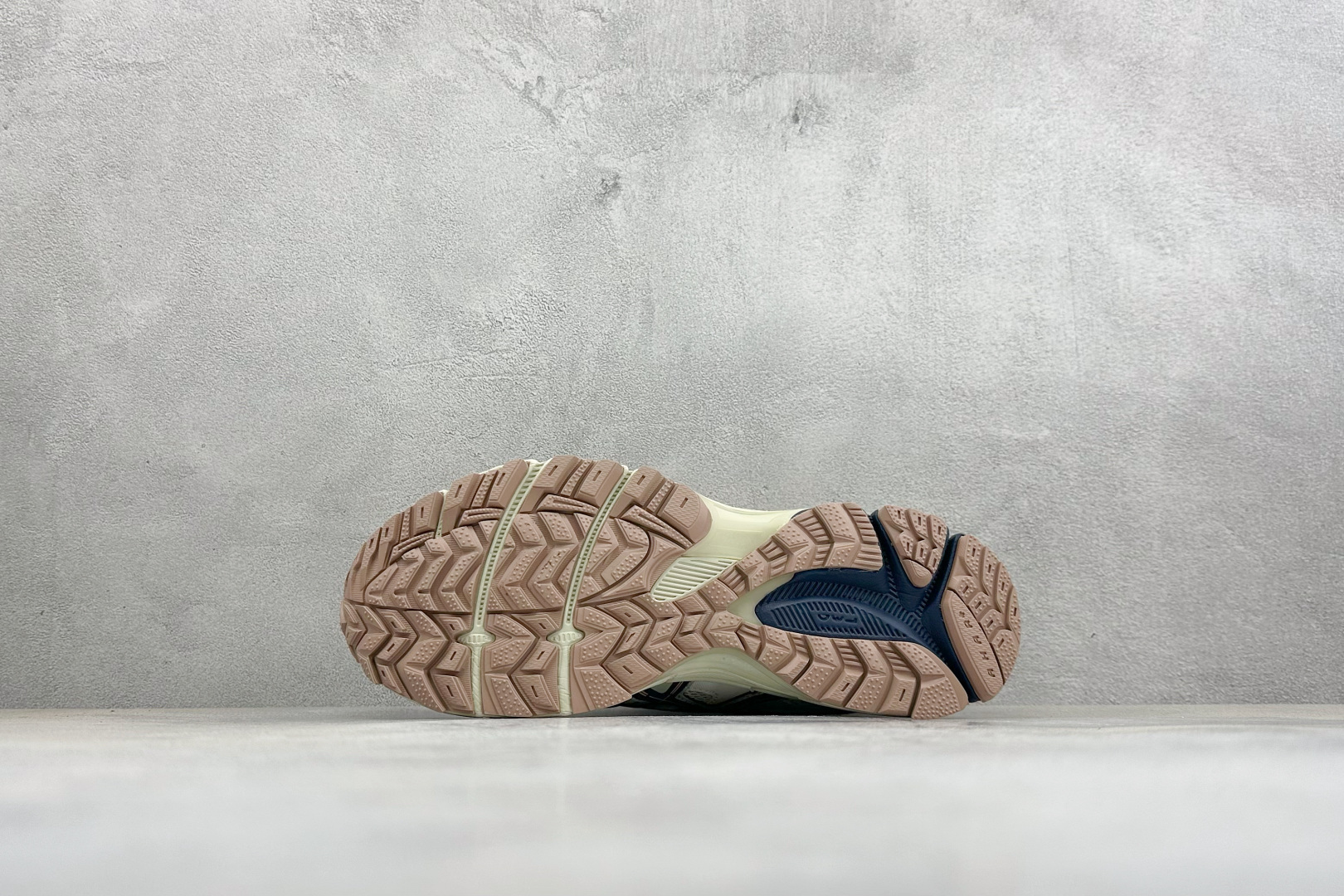 Asics Gel-Kahana 8 亚瑟士复古休闲运动鞋 货号：1203B133-025 尺码：36 37 37.5 