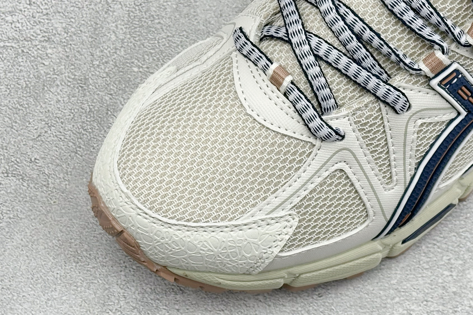 Asics Gel-Kahana 8 亚瑟士复古休闲运动鞋 货号：1203B133-025 尺码：36 37 37.5 
