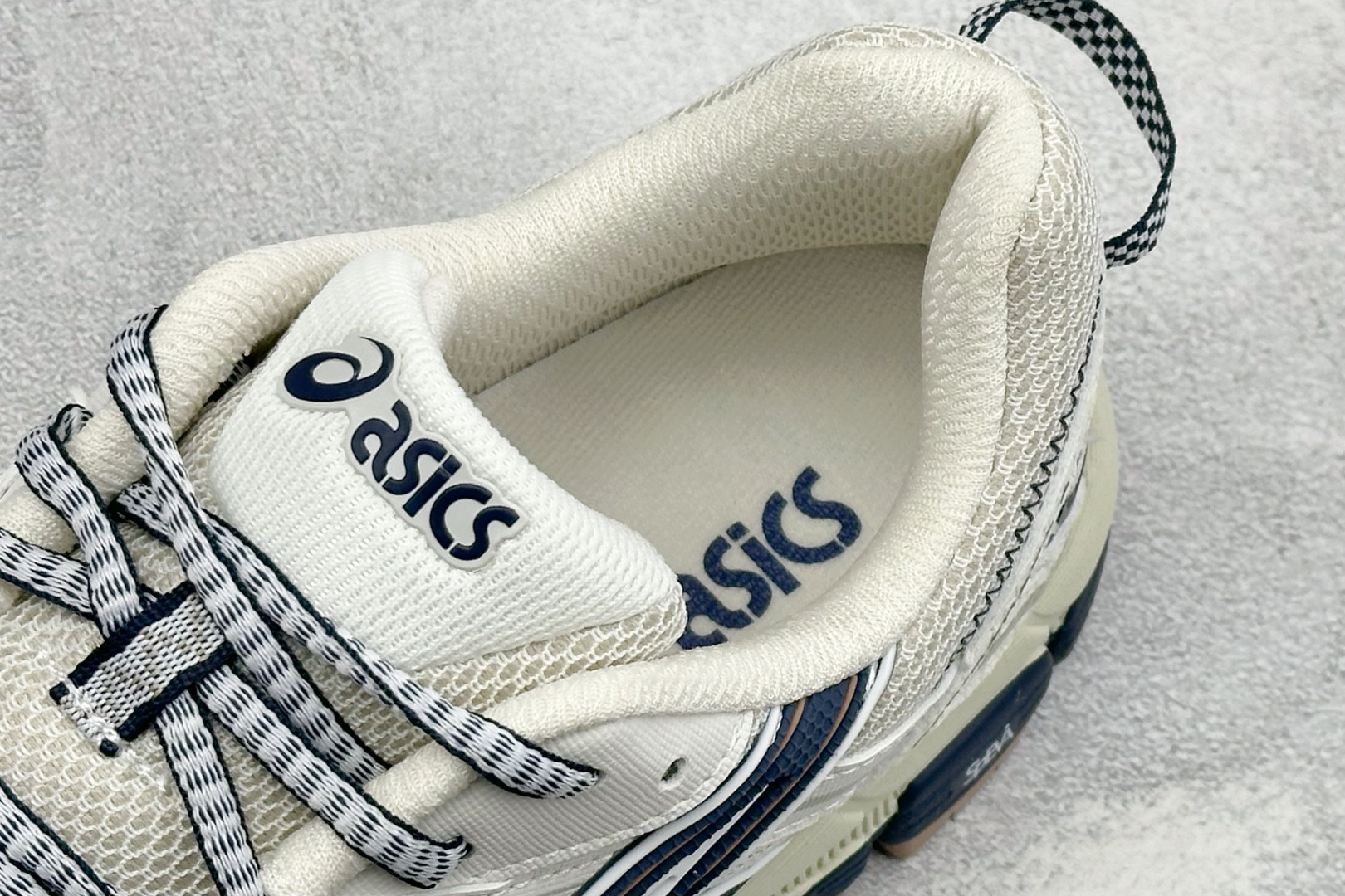 Asics Gel-Kahana 8 亚瑟士复古休闲运动鞋 货号：1203B133-025 尺码：36 37 37.5 