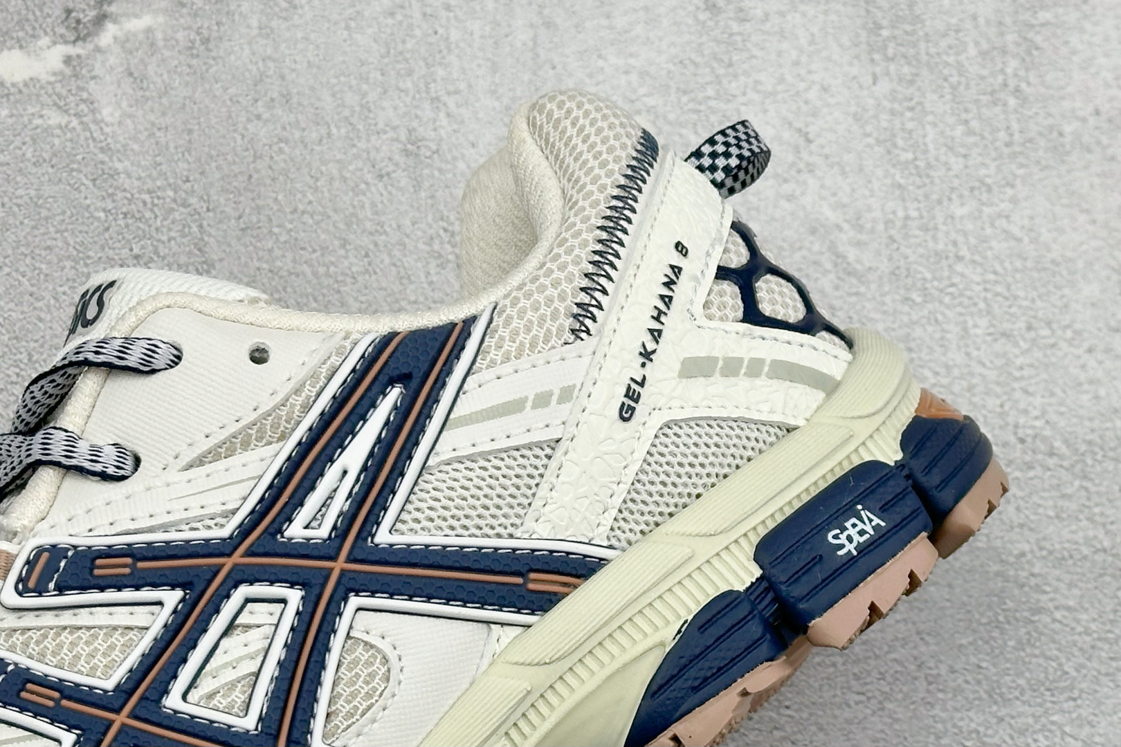 Asics Gel-Kahana 8 亚瑟士复古休闲运动鞋 货号：1203B133-025 尺码：36 37 37.5 