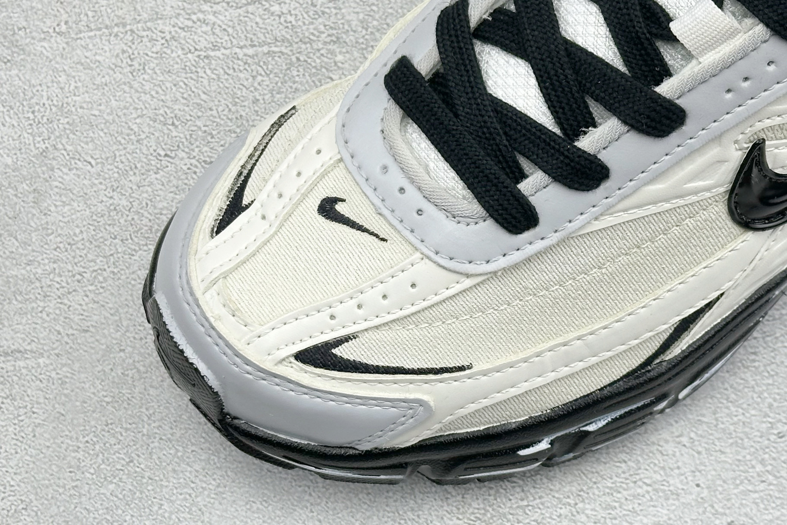 NIKE INITIATOR创始者系列 复古休闲运动舒适跑鞋 采用透气网眼鞋面和支撑覆盖层，自然运动设计的Phlyon中