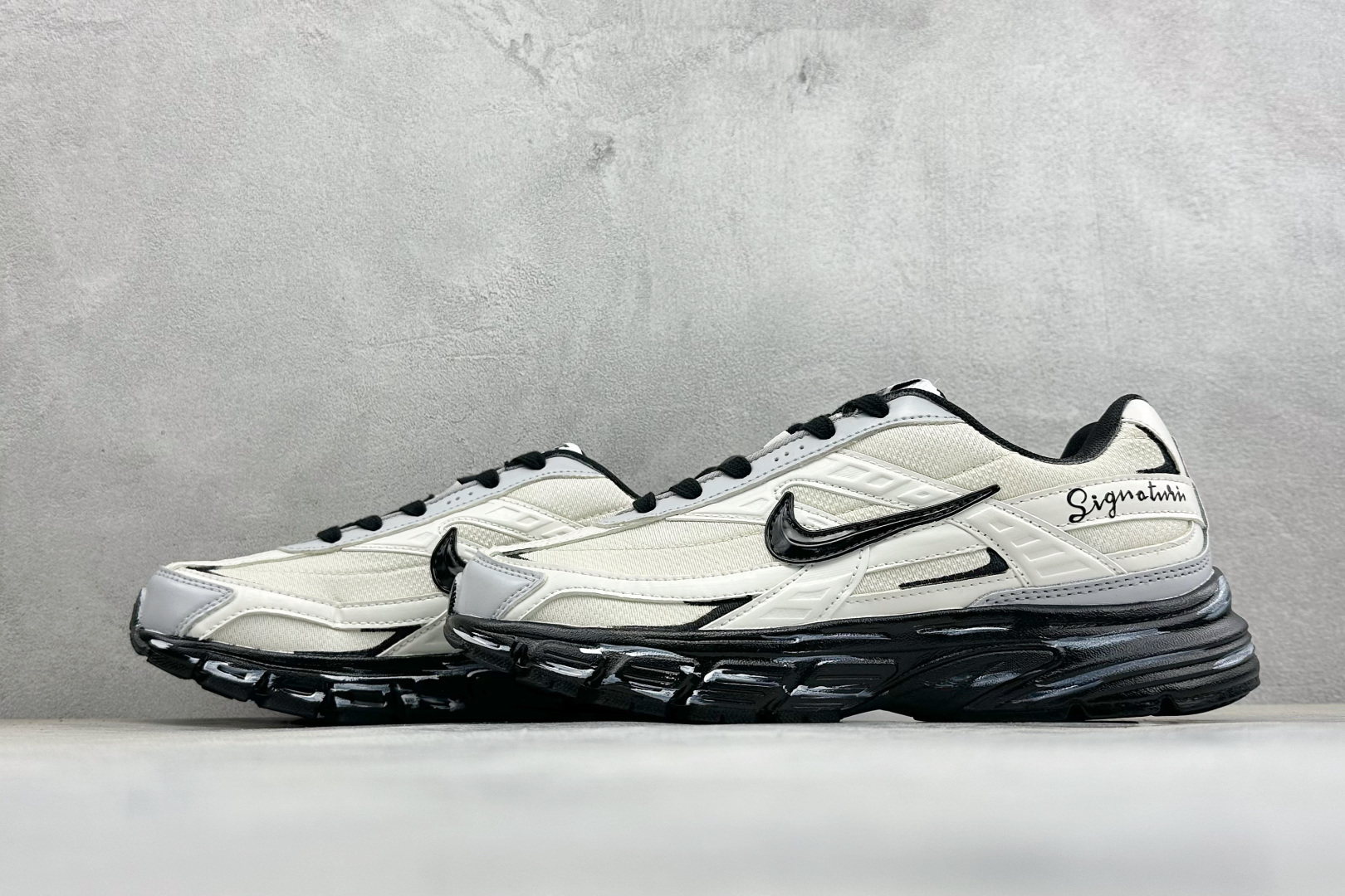 NIKE INITIATOR创始者系列 复古休闲运动舒适跑鞋 采用透气网眼鞋面和支撑覆盖层，自然运动设计的Phlyon中