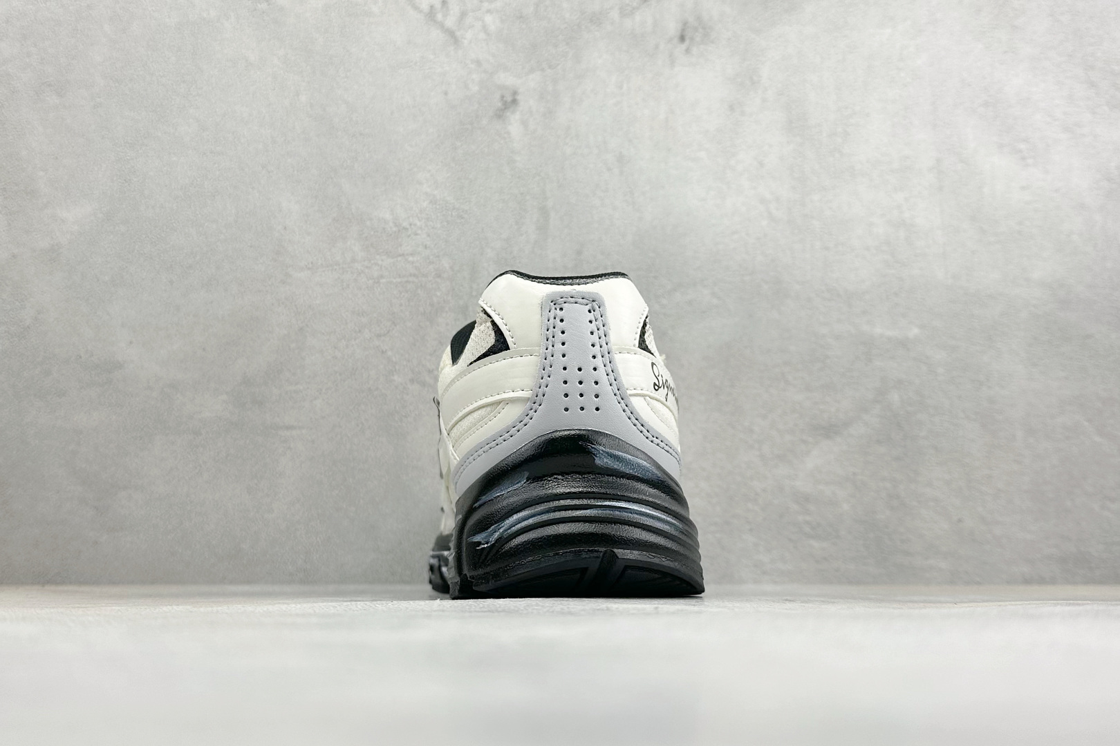 NIKE INITIATOR创始者系列 复古休闲运动舒适跑鞋 采用透气网眼鞋面和支撑覆盖层，自然运动设计的Phlyon中