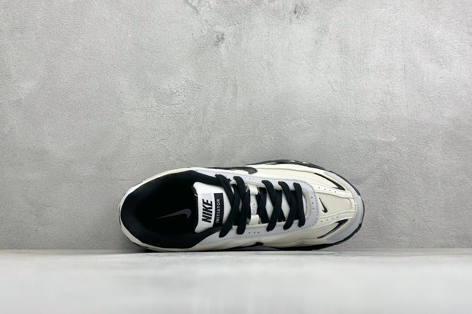 NIKE INITIATOR创始者系列 复古休闲运动舒适跑鞋 采用透气网眼鞋面和支撑覆盖层，自然运动设计的Phlyon中