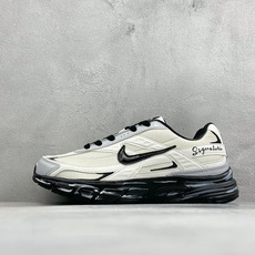NIKE INITIATOR创始者系列 复古休闲运动舒适跑鞋 采用透气网眼鞋面和支撑覆盖层,自然运动设计的Phlyon中 NIKE INITIATOR创始者系列 复古休闲运动舒适跑鞋 采用透气网眼鞋面和支撑覆盖层,自然运动设计的Phlyon中