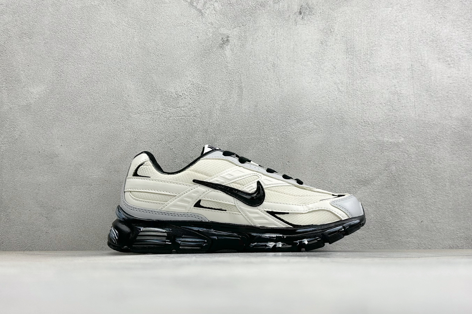 NIKE INITIATOR创始者系列 复古休闲运动舒适跑鞋 采用透气网眼鞋面和支撑覆盖层，自然运动设计的Phlyon中