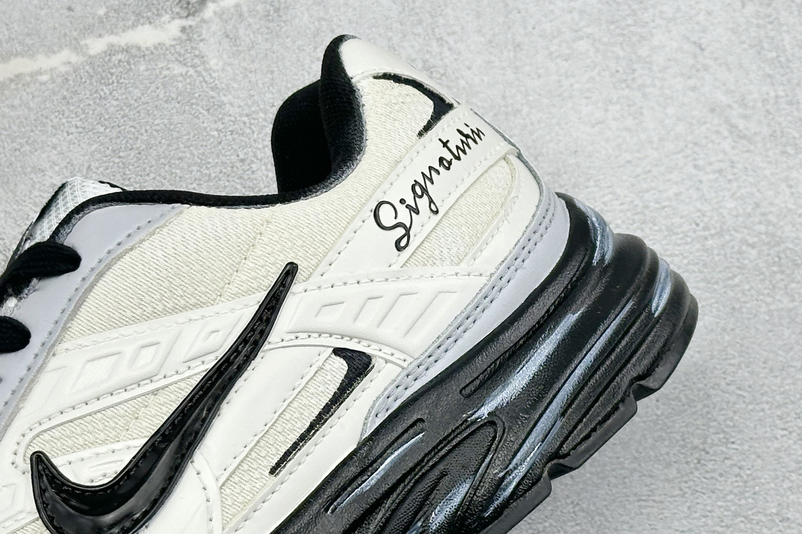 NIKE INITIATOR创始者系列 复古休闲运动舒适跑鞋 采用透气网眼鞋面和支撑覆盖层，自然运动设计的Phlyon中