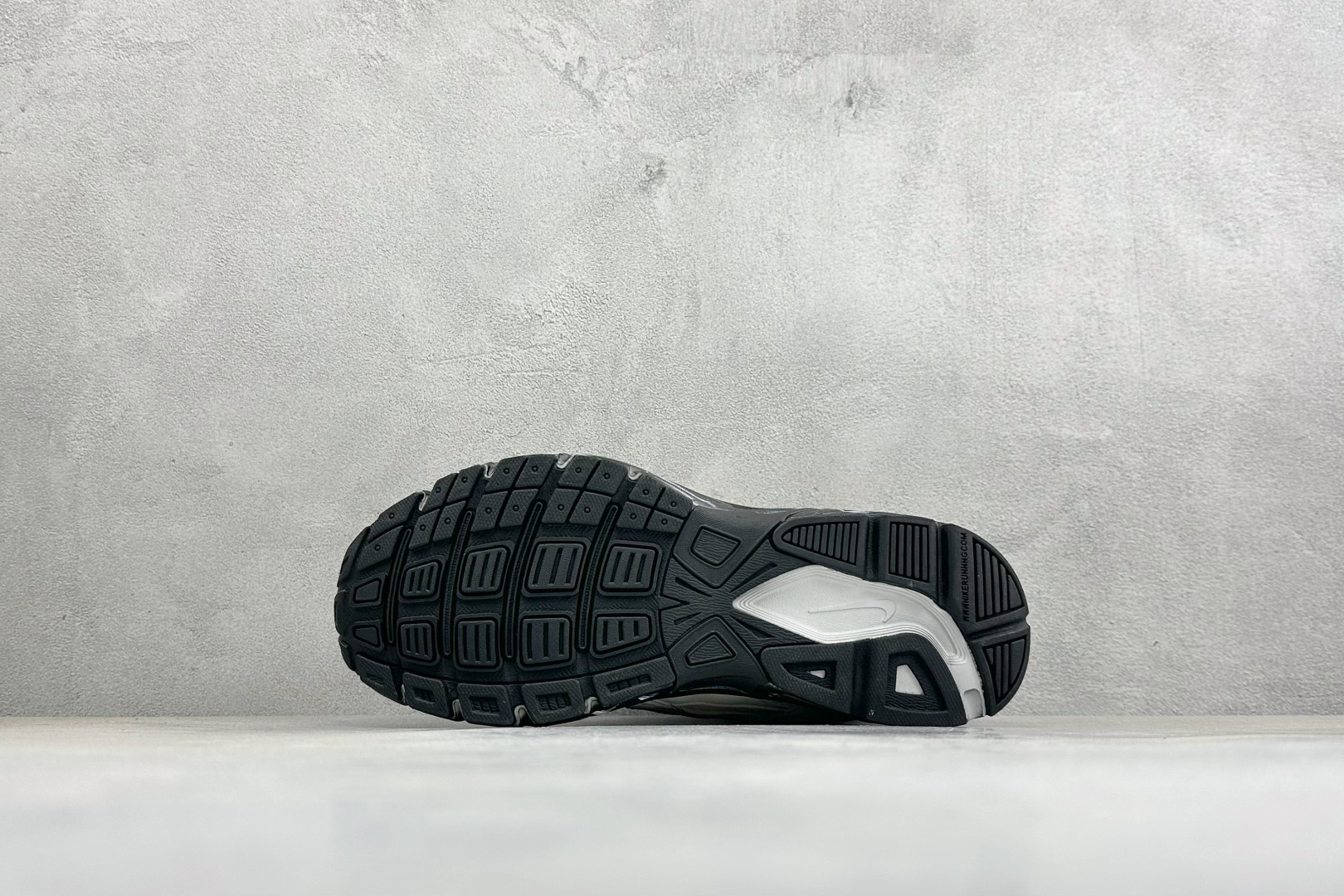 NIKE INITIATOR创始者系列 复古休闲运动舒适跑鞋 采用透气网眼鞋面和支撑覆盖层，自然运动设计的Phlyon中