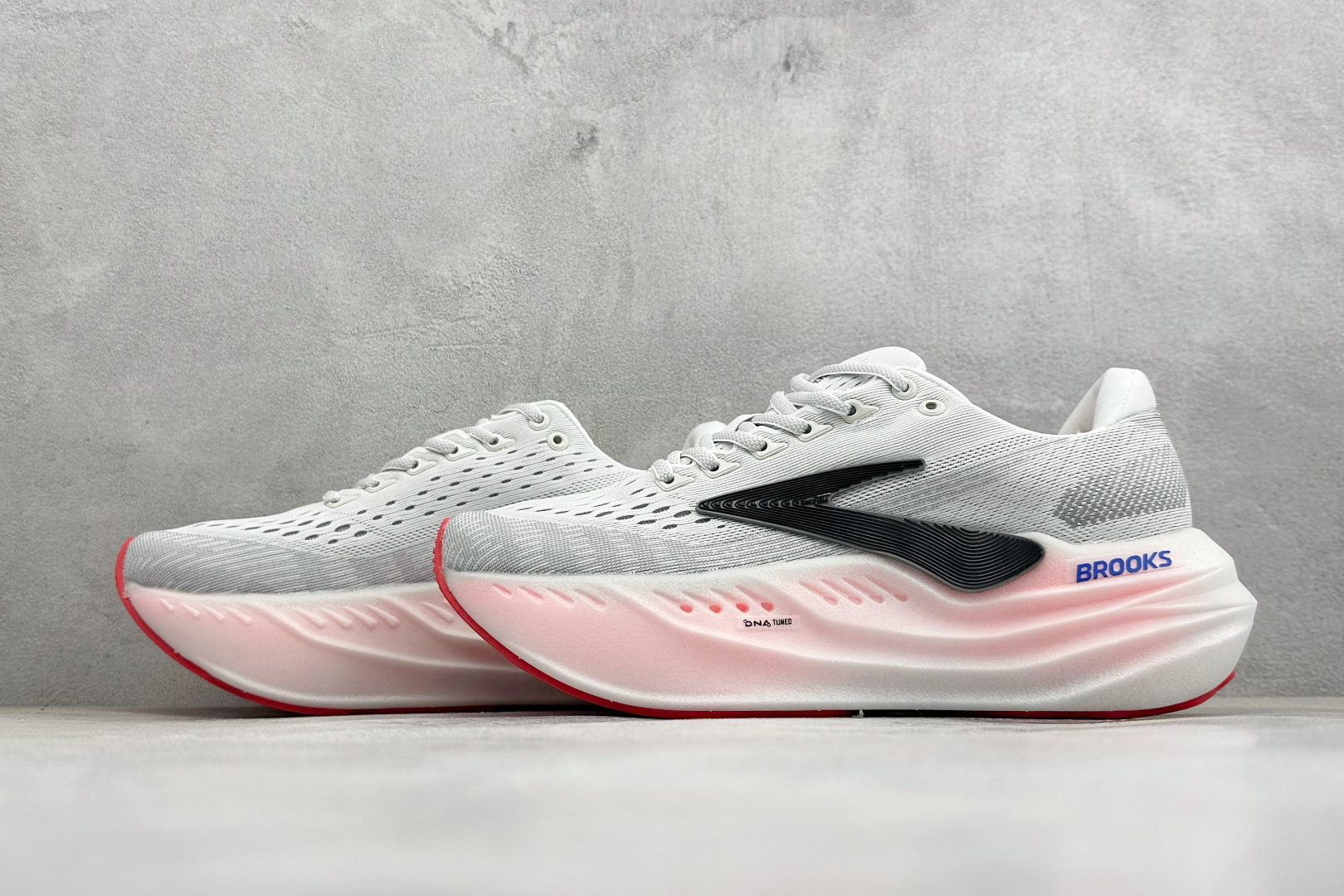 Brooks 布鲁克斯Glycerin Max 2 超级甘油 厚底马拉松缓震跑鞋 该鞋以厚实的中底和高分子注氮技术为特点