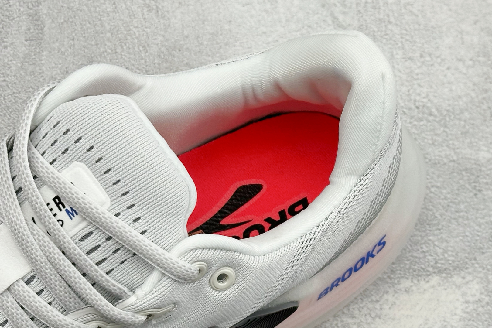 Brooks 布鲁克斯Glycerin Max 2 超级甘油 厚底马拉松缓震跑鞋 该鞋以厚实的中底和高分子注氮技术为特点