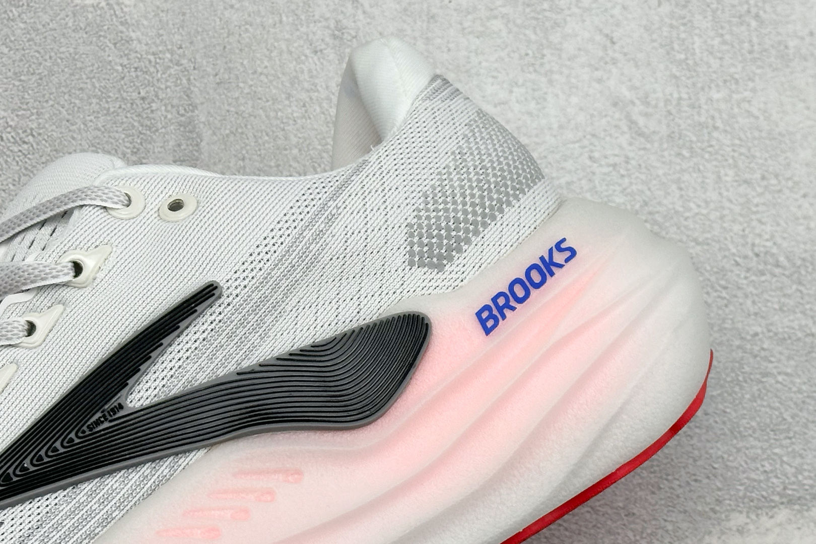 Brooks 布鲁克斯Glycerin Max 2 超级甘油 厚底马拉松缓震跑鞋 该鞋以厚实的中底和高分子注氮技术为特点