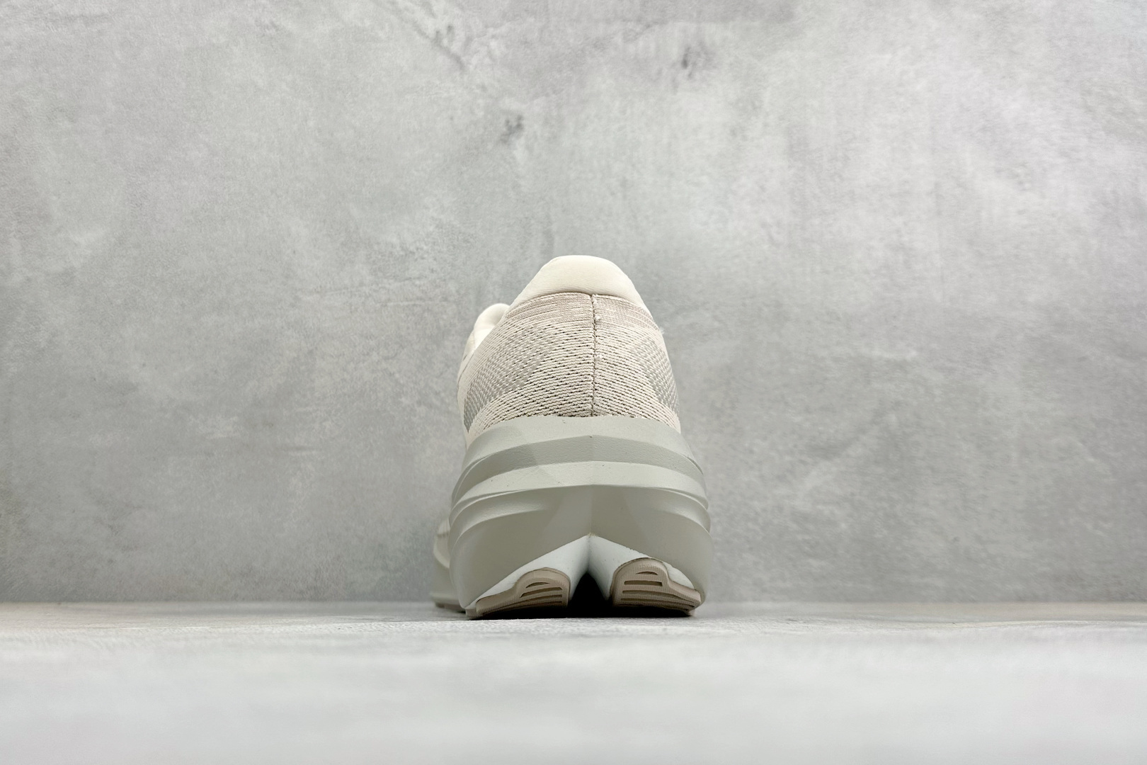 Brooks 布鲁克斯Glycerin Max 2 超级甘油 厚底马拉松缓震跑鞋 该鞋以厚实的中底和高分子注氮技术为特点