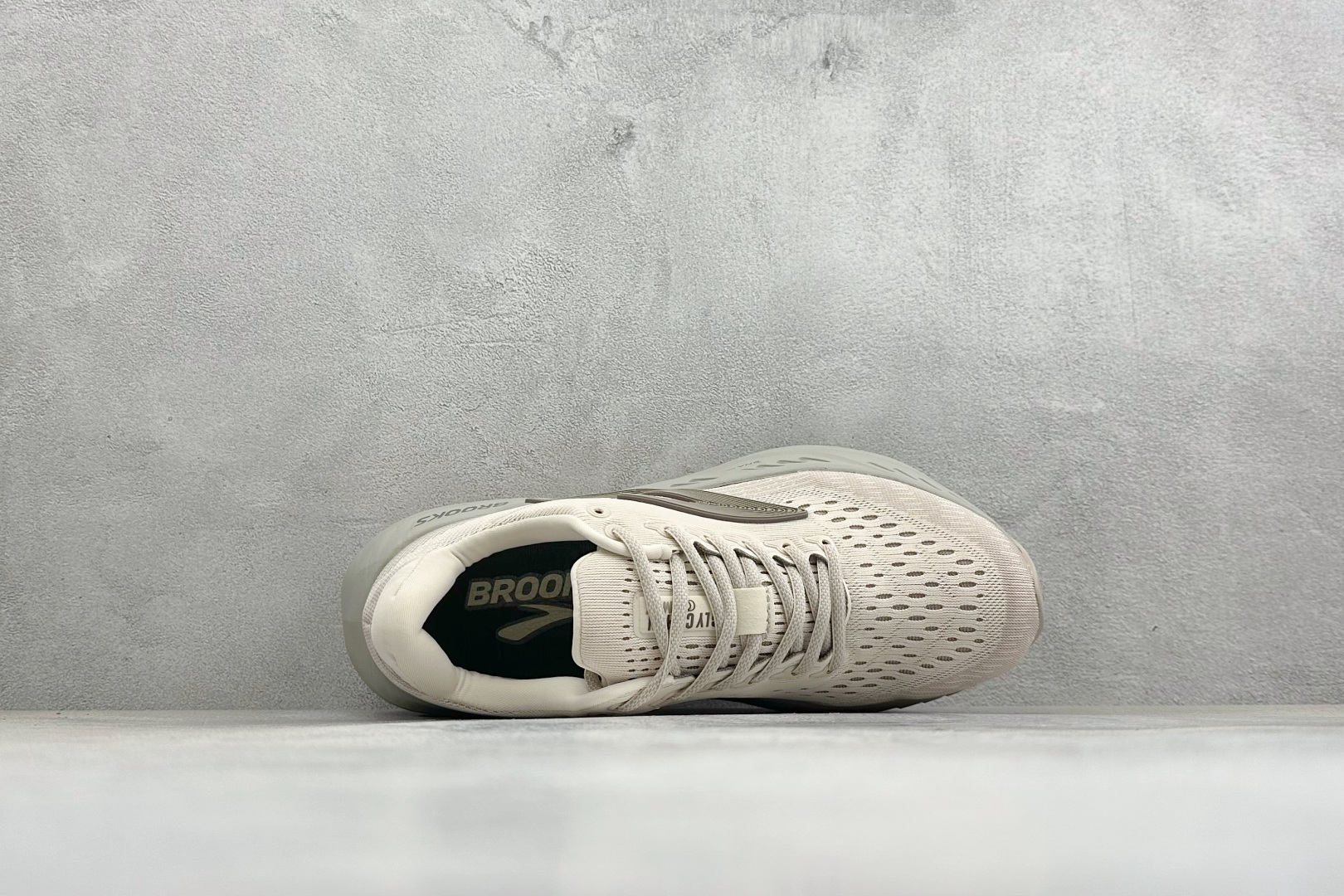 Brooks 布鲁克斯Glycerin Max 2 超级甘油 厚底马拉松缓震跑鞋 该鞋以厚实的中底和高分子注氮技术为特点