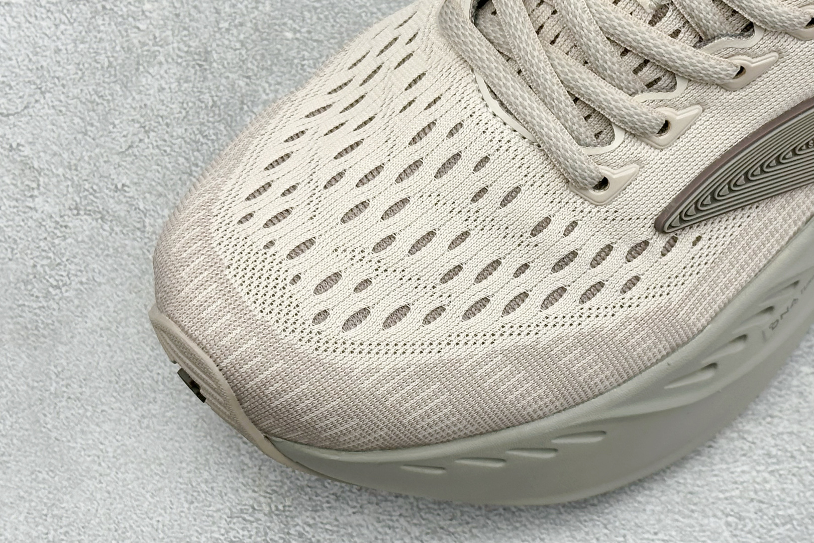 Brooks 布鲁克斯Glycerin Max 2 超级甘油 厚底马拉松缓震跑鞋 该鞋以厚实的中底和高分子注氮技术为特点