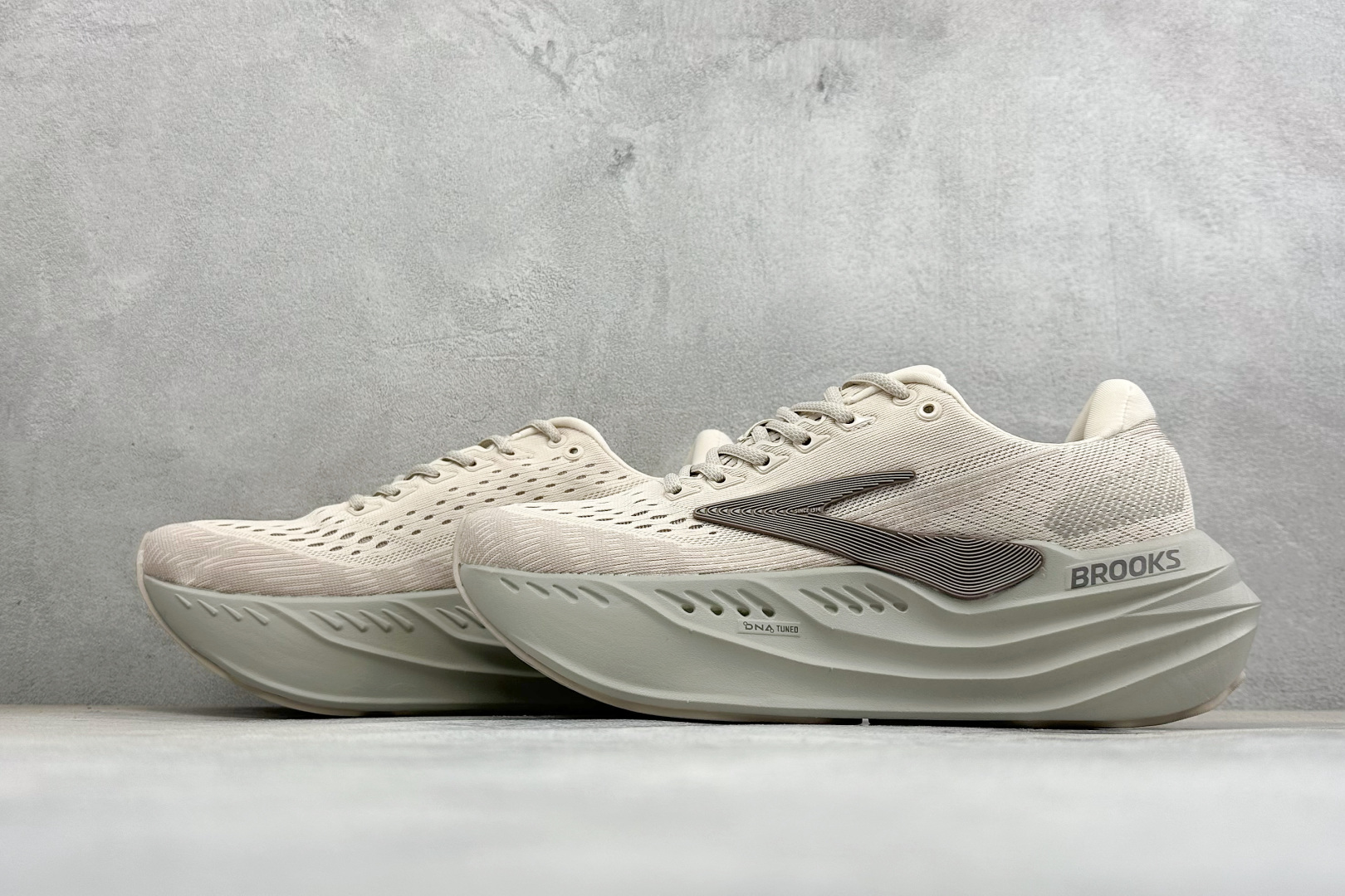 Brooks 布鲁克斯Glycerin Max 2 超级甘油 厚底马拉松缓震跑鞋 该鞋以厚实的中底和高分子注氮技术为特点