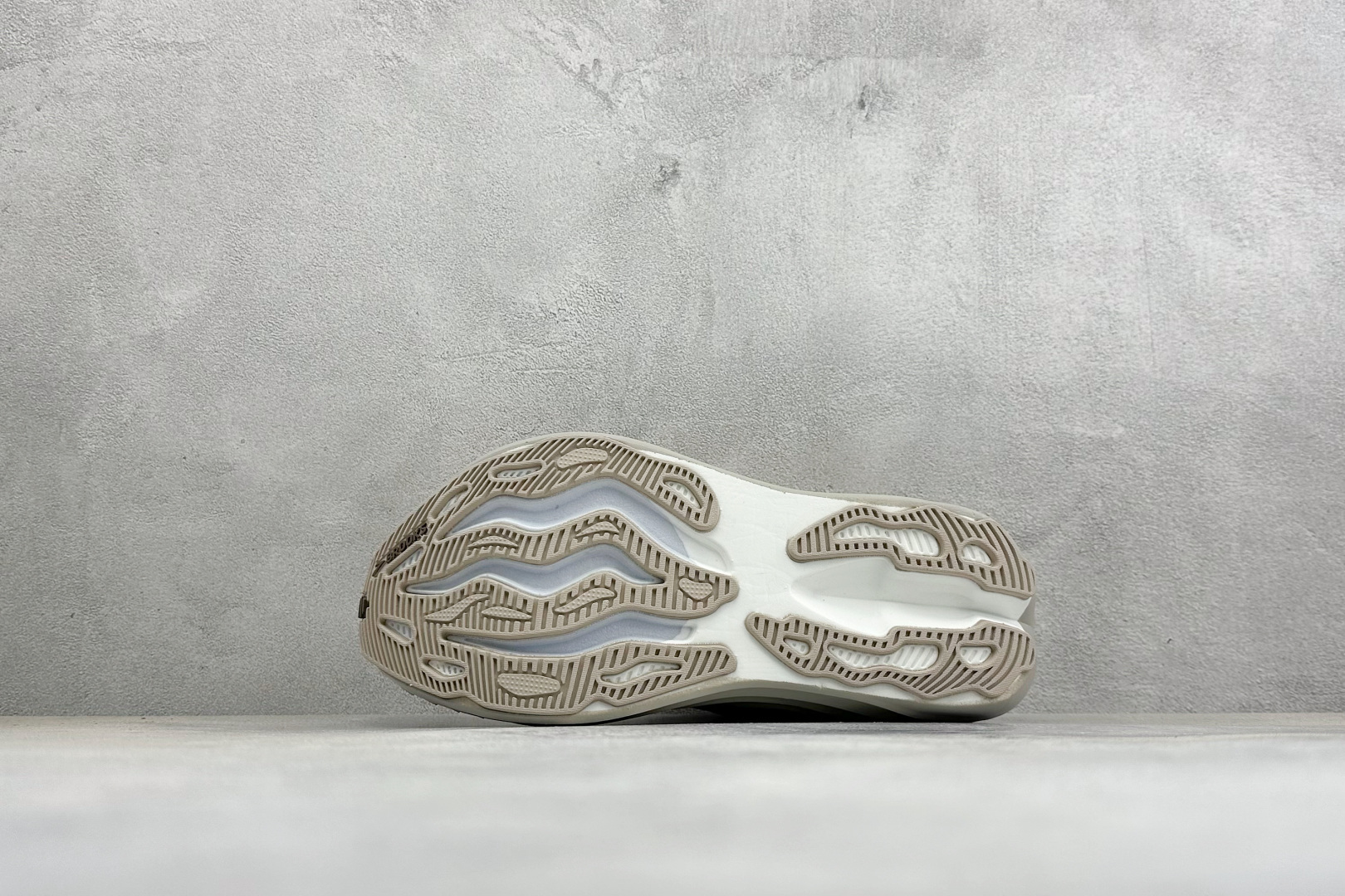 Brooks 布鲁克斯Glycerin Max 2 超级甘油 厚底马拉松缓震跑鞋 该鞋以厚实的中底和高分子注氮技术为特点