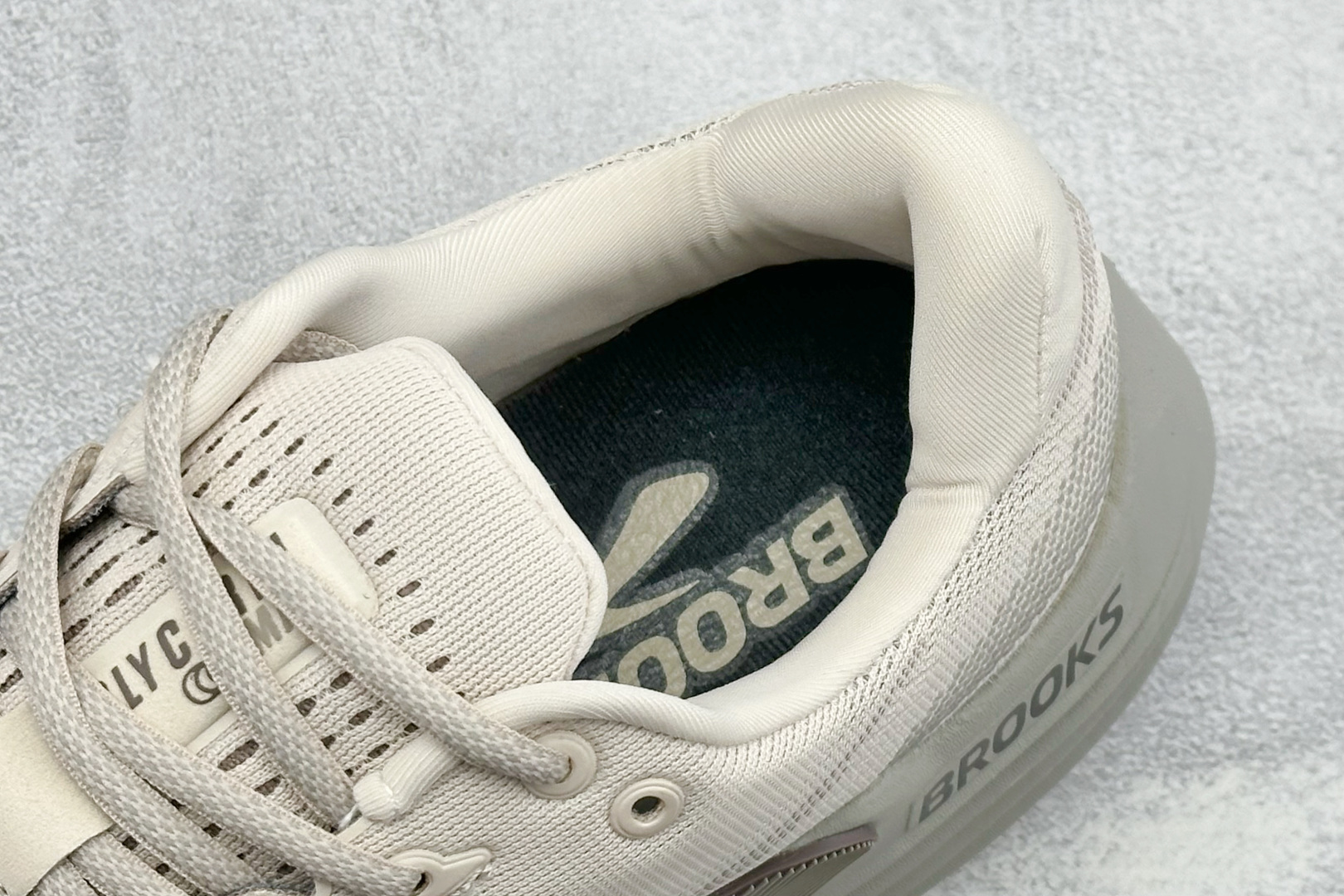 Brooks 布鲁克斯Glycerin Max 2 超级甘油 厚底马拉松缓震跑鞋 该鞋以厚实的中底和高分子注氮技术为特点