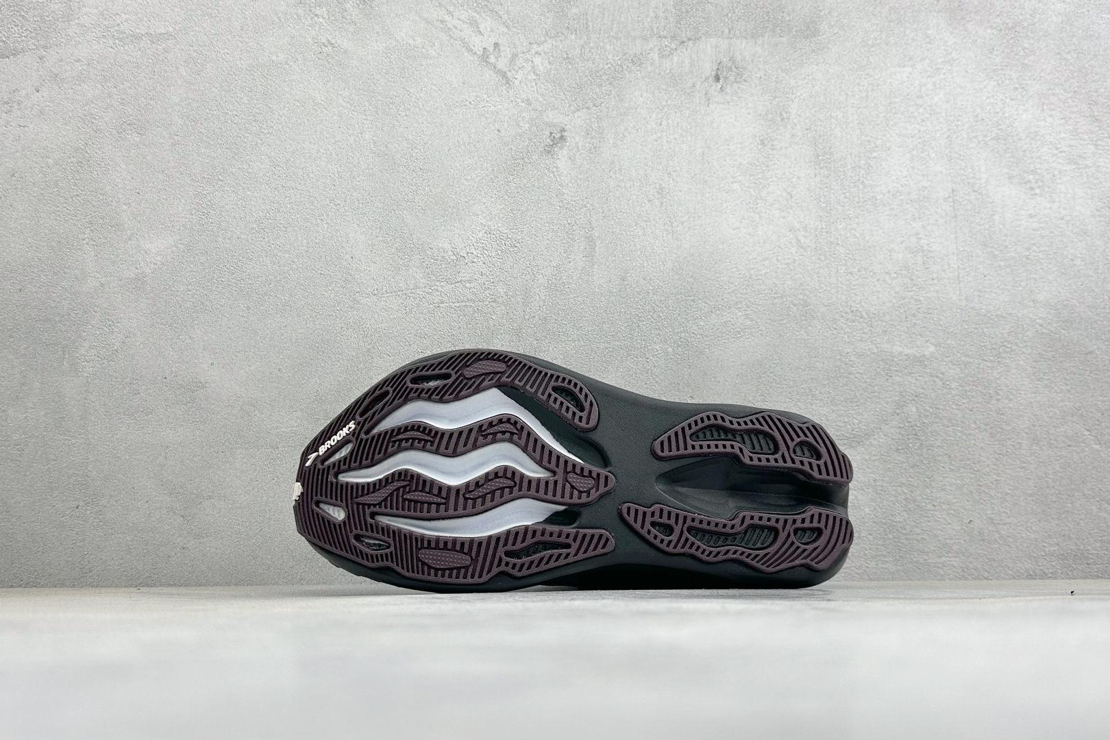 Brooks 布鲁克斯Glycerin Max 2 超级甘油 厚底马拉松缓震跑鞋 该鞋以厚实的中底和高分子注氮技术为特点