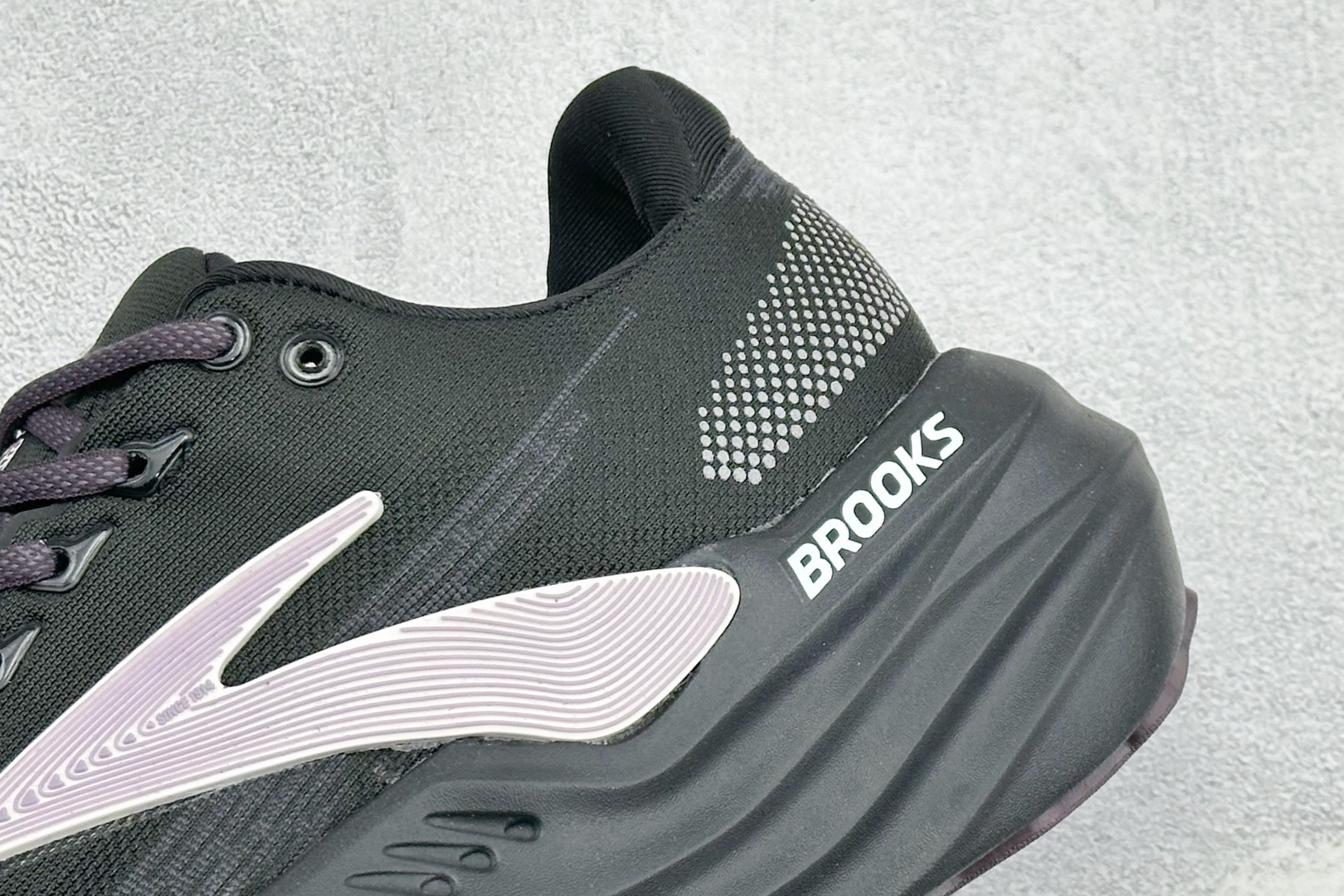 Brooks 布鲁克斯Glycerin Max 2 超级甘油 厚底马拉松缓震跑鞋 该鞋以厚实的中底和高分子注氮技术为特点