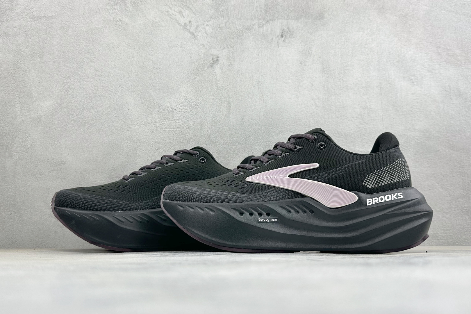 Brooks 布鲁克斯Glycerin Max 2 超级甘油 厚底马拉松缓震跑鞋 该鞋以厚实的中底和高分子注氮技术为特点