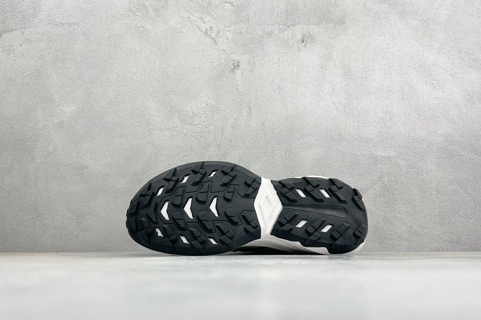 Adidas TERREX FREEHIKER SL GTX 硬核的薄底徒步踩跟鞋 鞋底会比大齿花的越野底更防滑 搭配G