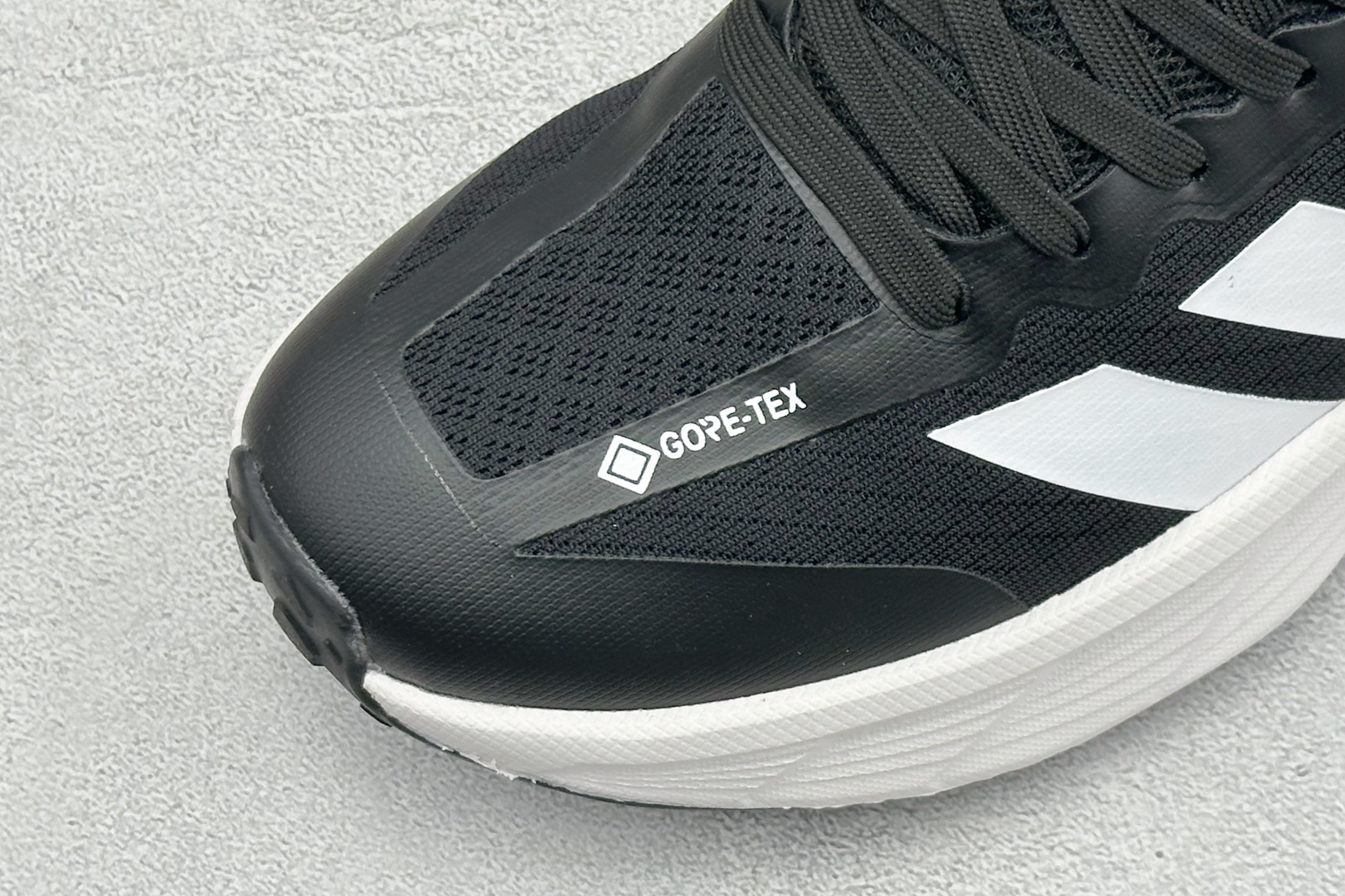 Adidas TERREX FREEHIKER SL GTX 硬核的薄底徒步踩跟鞋 鞋底会比大齿花的越野底更防滑 搭配G